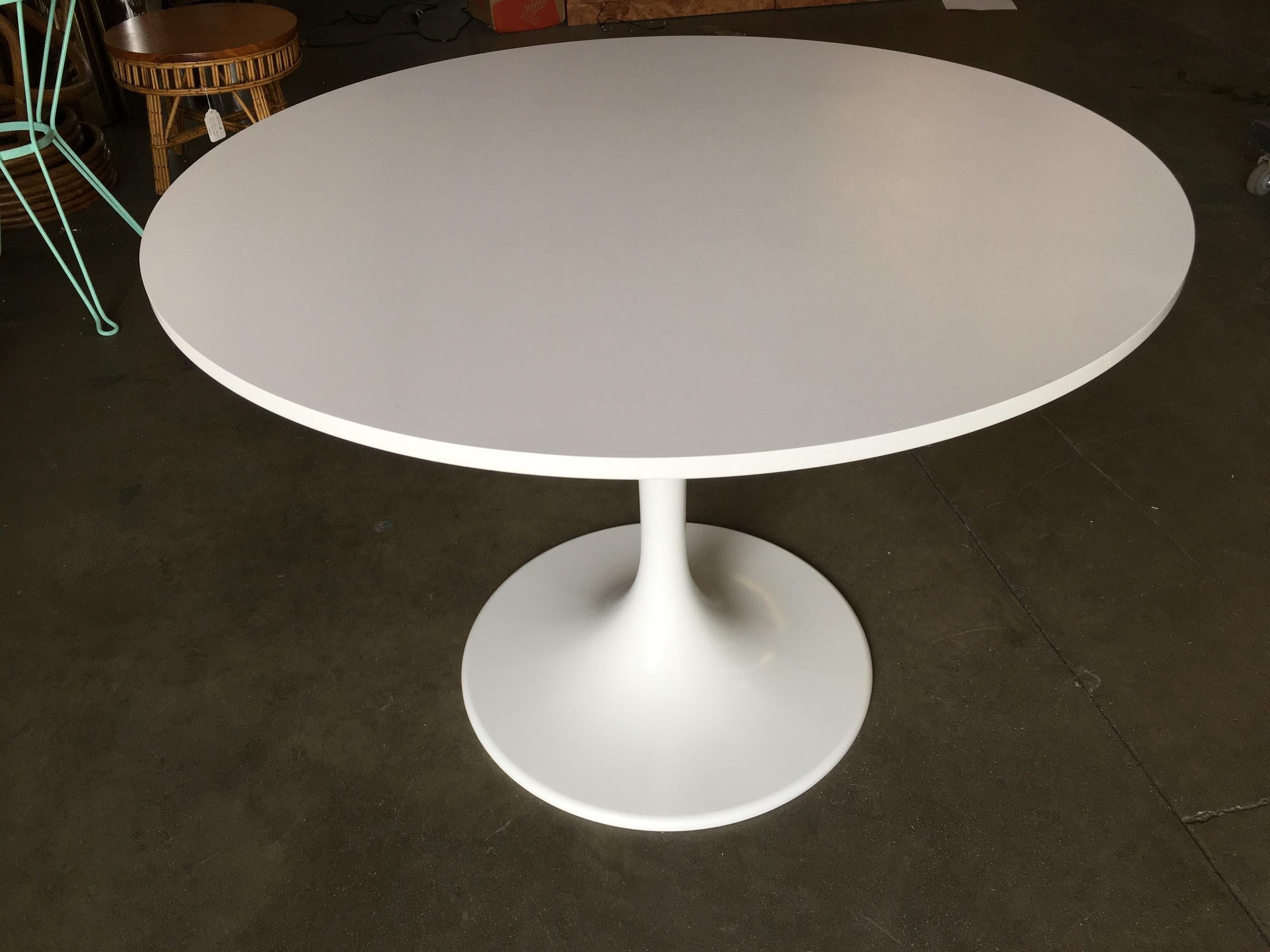 Mid-Century Modern Round Tulip Dining Table Designed by Eero Saarinen for Knoll