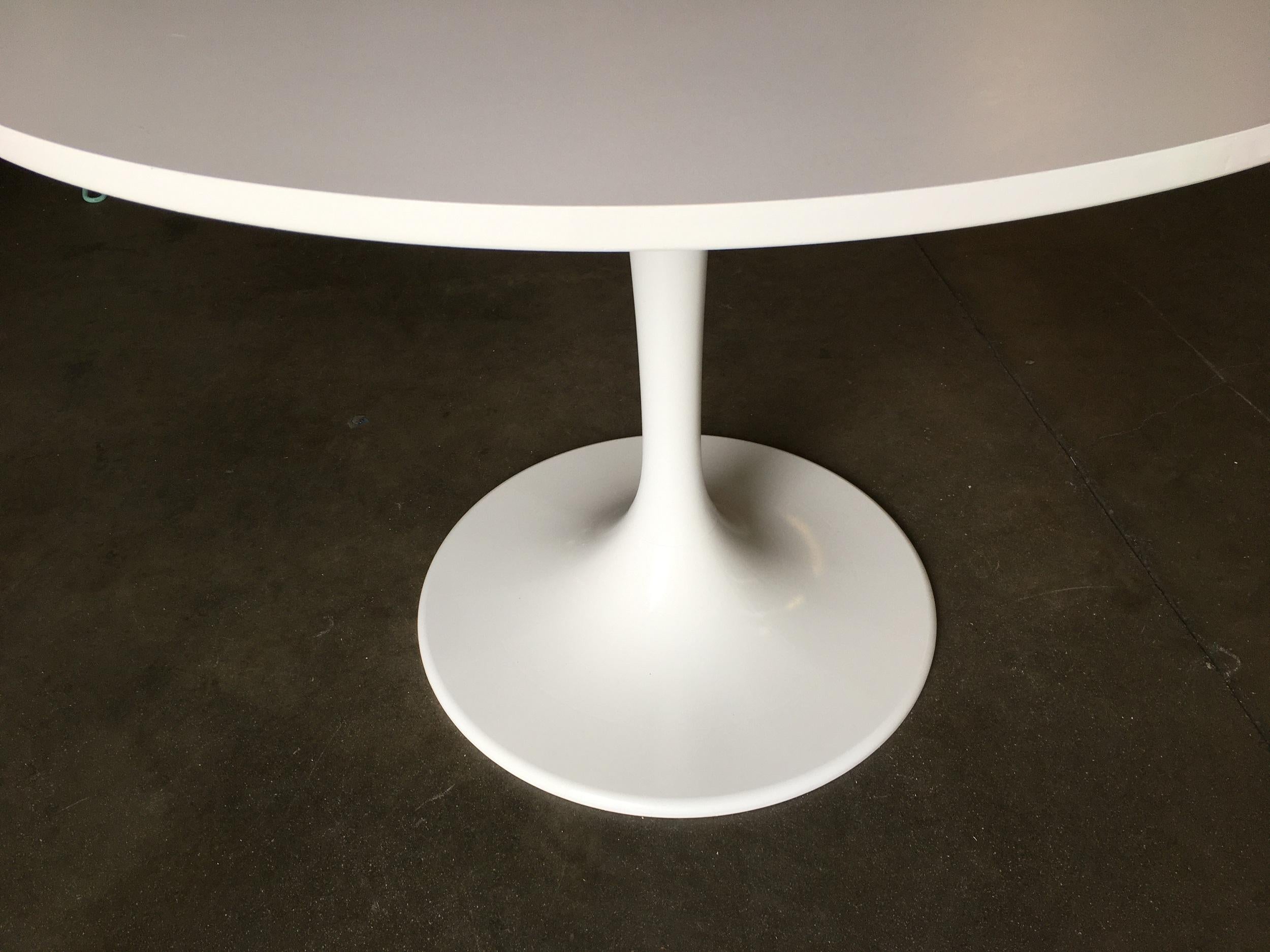 American Round Tulip Dining Table Designed by Eero Saarinen for Knoll