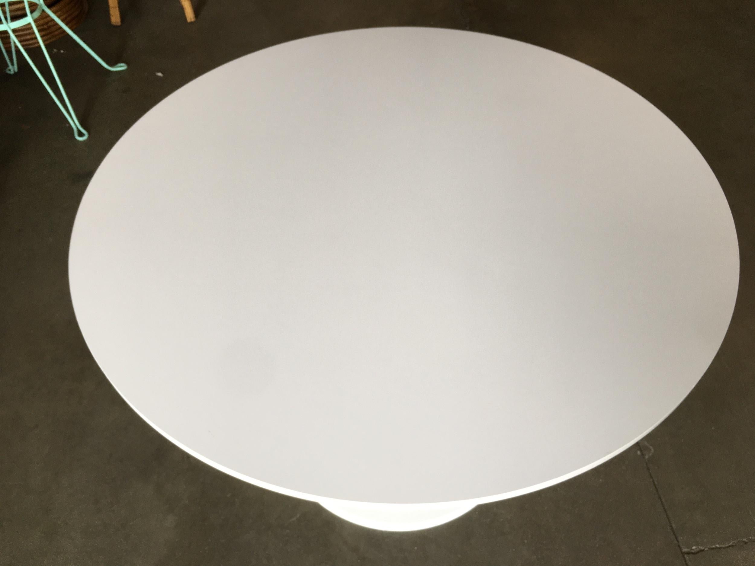 Round Tulip Dining Table Designed by Eero Saarinen for Knoll In Excellent Condition In Van Nuys, CA