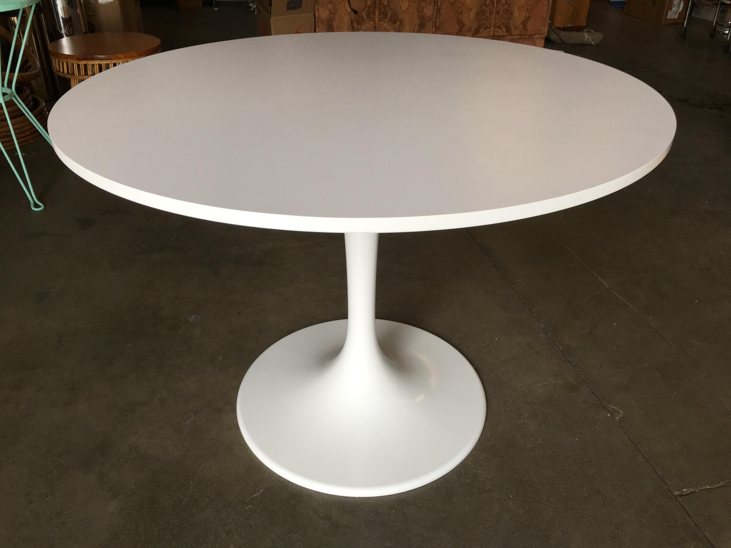 Mid-20th Century Round Tulip Dining Table Designed by Eero Saarinen for Knoll