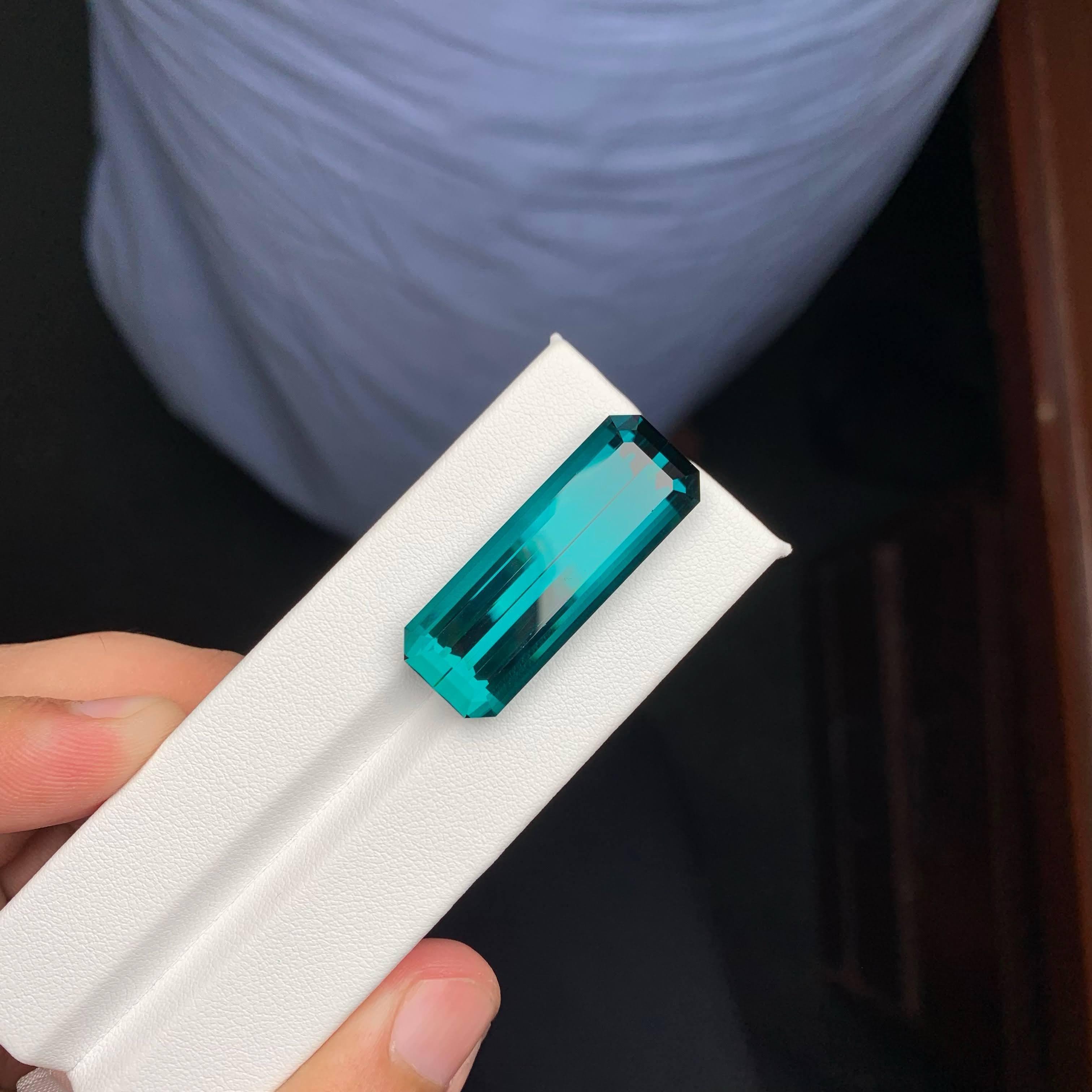 Peso 41,50 carati 
Dimensioni 35,2x13,2x9,6 mm
Trattamento Nessuno 
Origine afgana 
Clarity Loup Clean 
Forma Taglio Smeraldo 




Questa splendida tormalina blu da 41,50 carati presenta un'elegante e vibrante tonalità blu oceano, che la rende un
