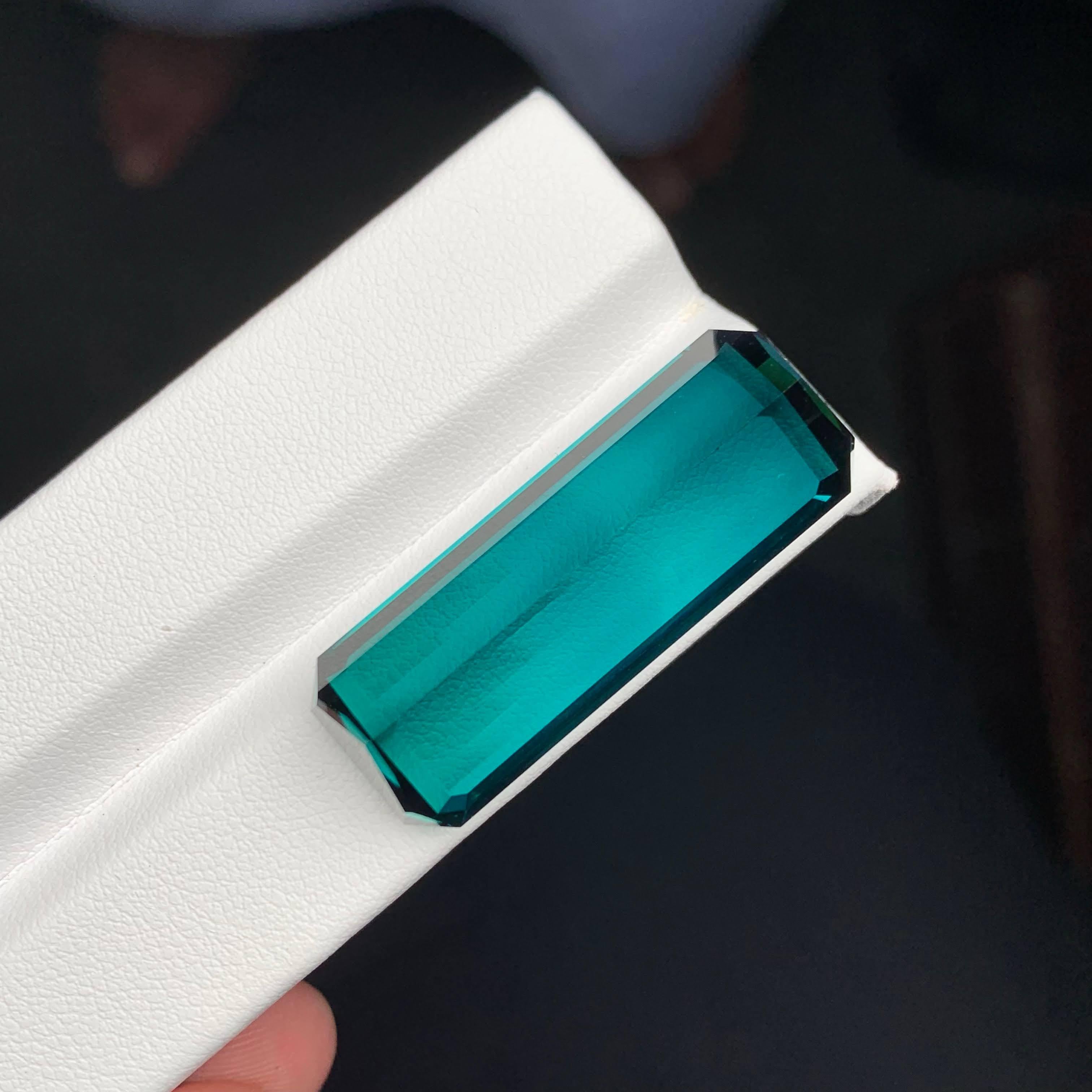 Moderno 41,50 carati di tormalina blu sfusa taglio smeraldo, gemma afgana naturale in vendita