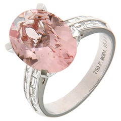 Anello con diamante a baguette e morganite rosa da 4,150 carati in oro bianco 18 carati
