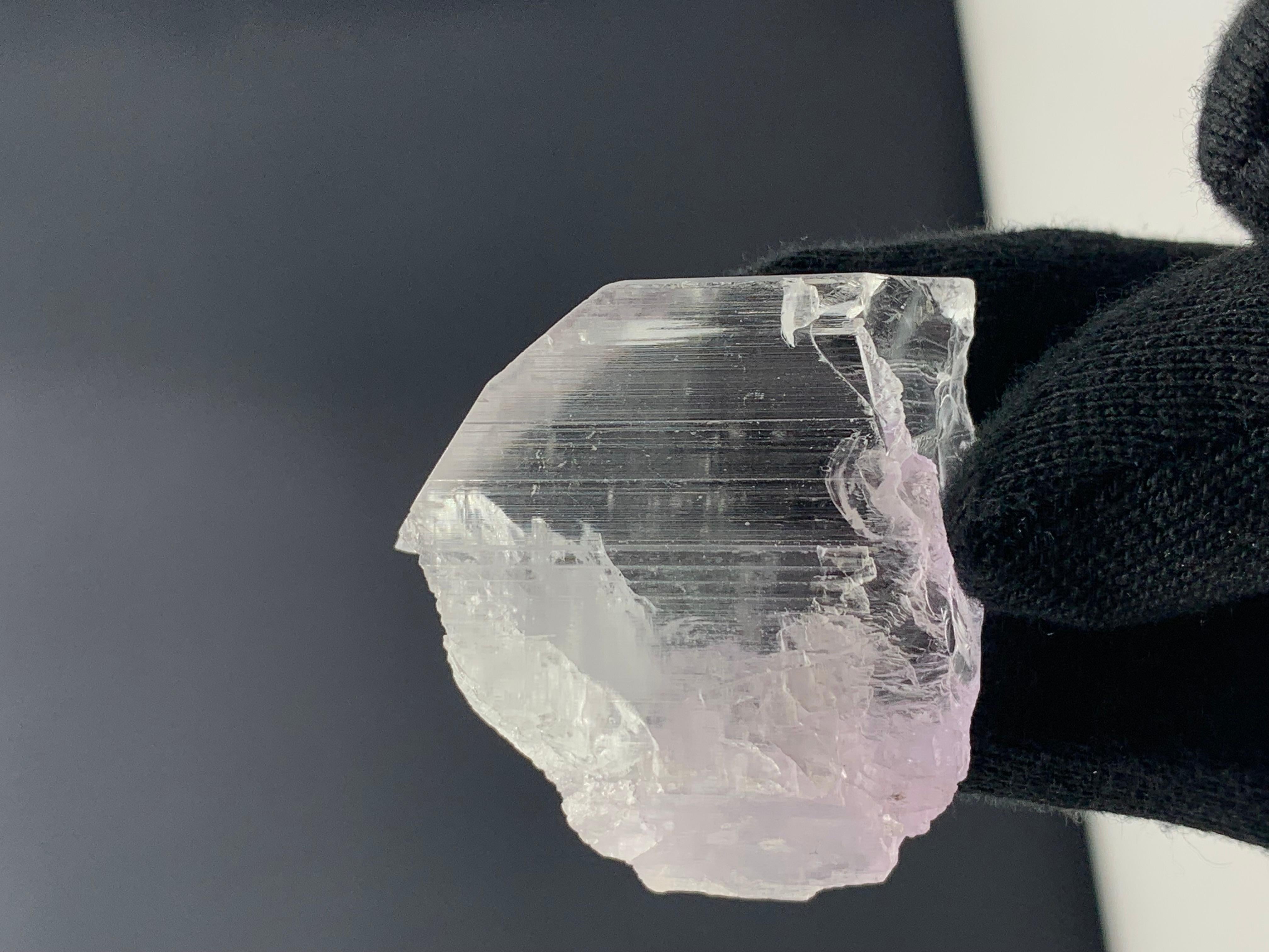 Magnifique cristal kunzite de Kunar de 41,58 grammes, Afghanistan 
Poids : 41,58 grammes 
Dimensions : 4 x 4,2 x 1,3 cm
Origine : Kunar, Afghanistan 

Selon les croyances métaphysiques, la kunzite est une pierre profondément liée au cœur et à