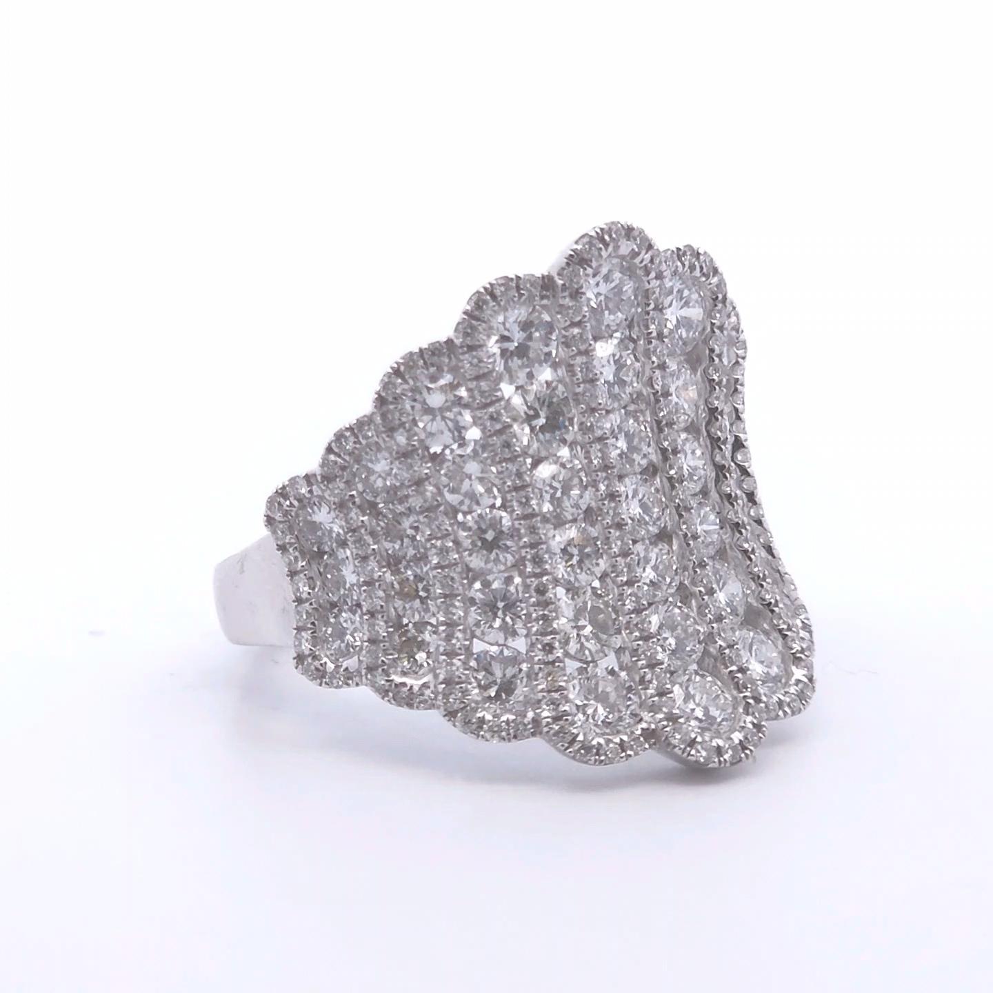 Attira l'attenzione con questo straordinario anello con diamante rotondo da 4⅕ carati, progettato per fare una dichiarazione audace e indimenticabile. Realizzato con maestria in un lussuoso oro bianco 18 carati a tua scelta, questo anello presenta