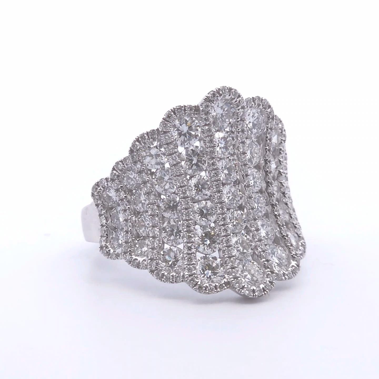 Taglio rotondo Anello con diamante rotondo da 4⅕ct in oro 18k in vendita