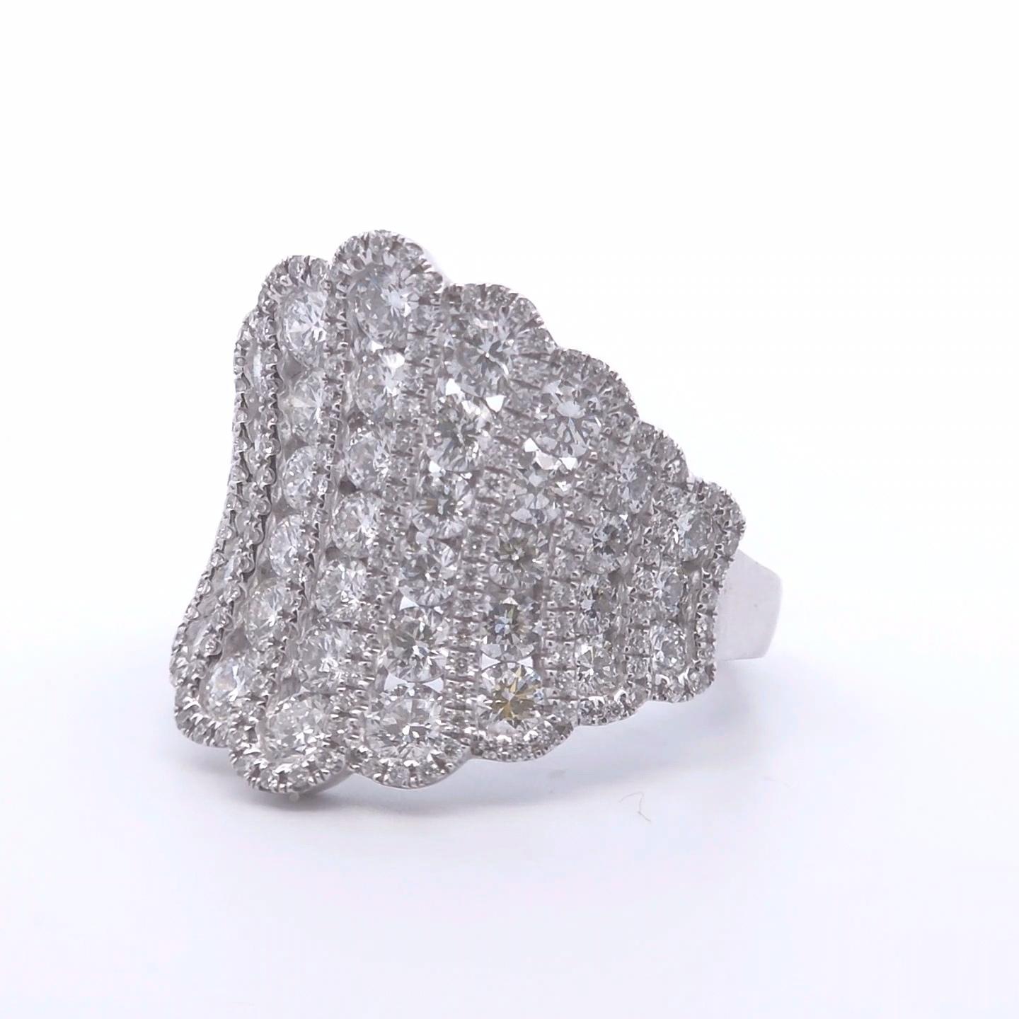Anello con diamante rotondo da 4⅕ct in oro 18k In condizioni Nuovo in vendita a Tustin, CA
