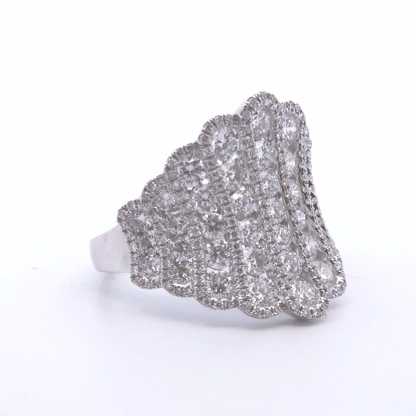 Anello con diamante rotondo da 4⅕ct in oro 18k In condizioni Nuovo in vendita a Tustin, CA