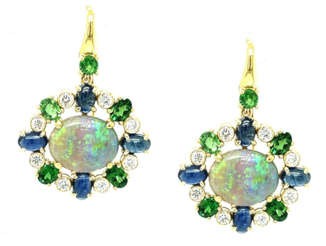 Diese farbenfrohen Tropfenohrringe bestehen aus 2 wunderschönen australischen Opalen, die mit leuchtend grünen afrikanischen Granaten, satten blauen Saphiren und strahlend weißen Diamanten in 18-karätigem Gelbgold gefasst sind! Tsavorit-Granate von