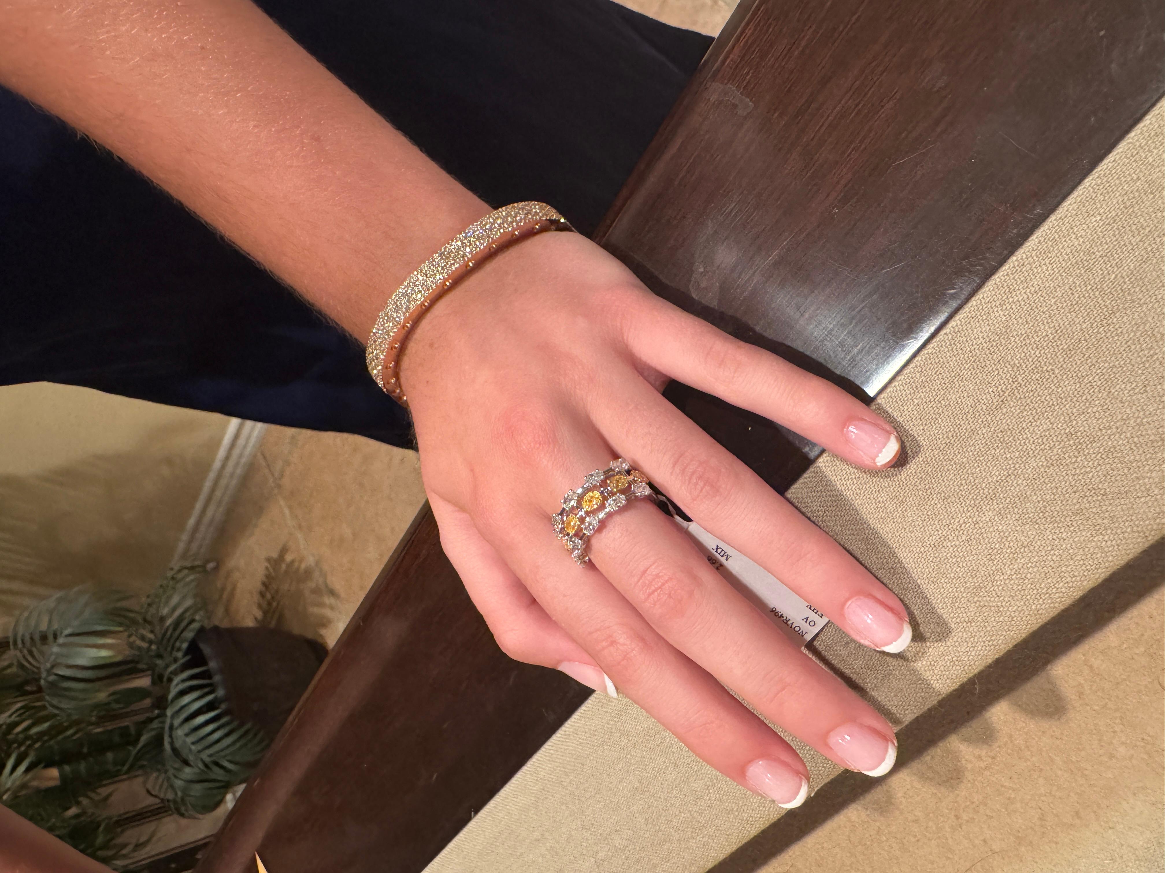 4,16 Karat Diamanten 18k Gelbgold Pavé Diamant Armreif, von Novel Collection im Angebot 3