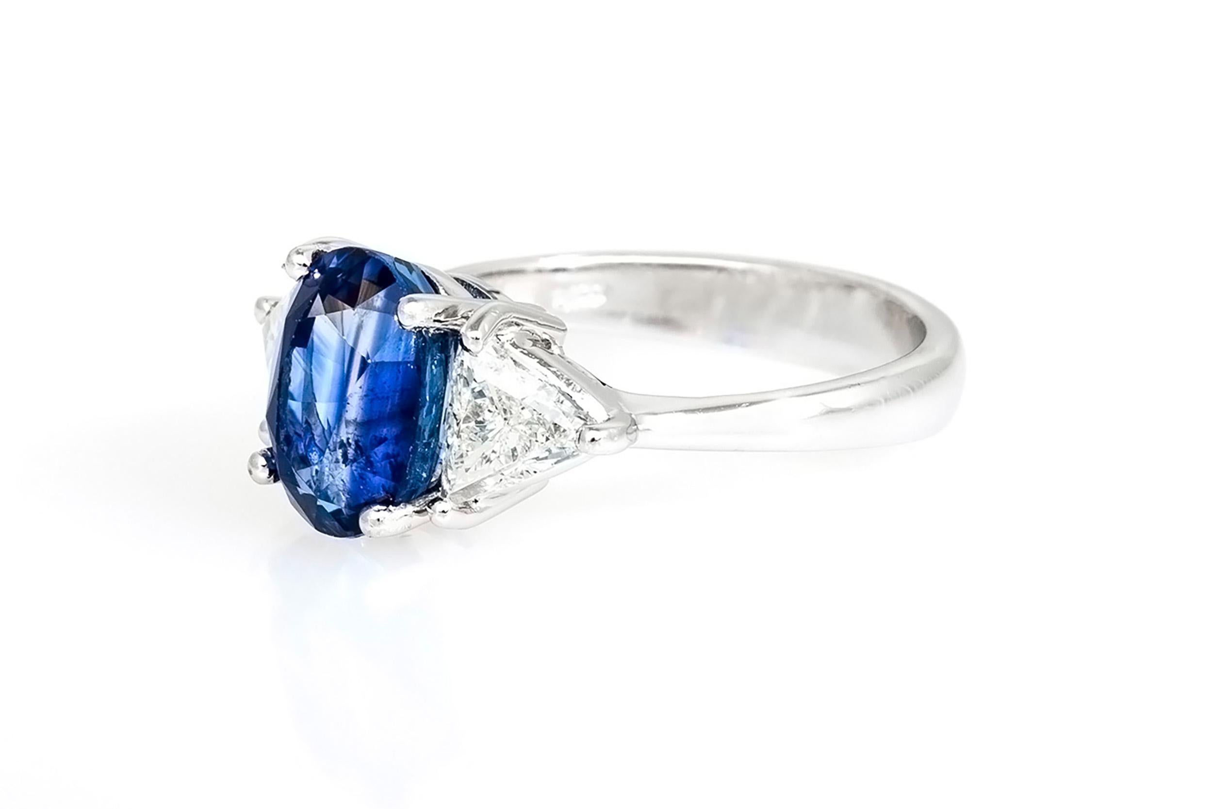 Finement réalisée en platine avec un saphir de taille ovale pesant 4,16 carats, accentué par une paire de diamants de taille Trillion pesant au total 0,96 carat.
Taille 6 1/2, redimensionnable