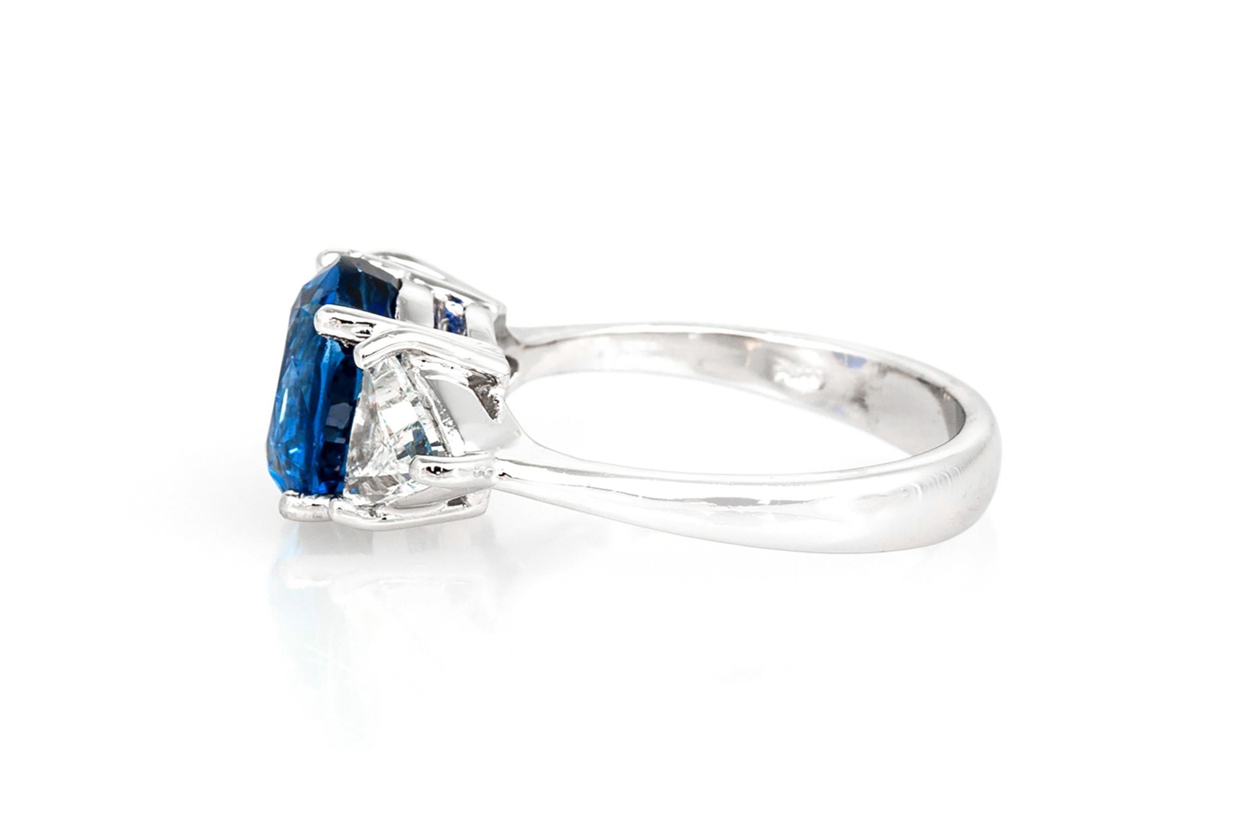 Taille ovale Bague avec saphir taille ovale de 4,16 carats et diamants de 0,96 carat en vente