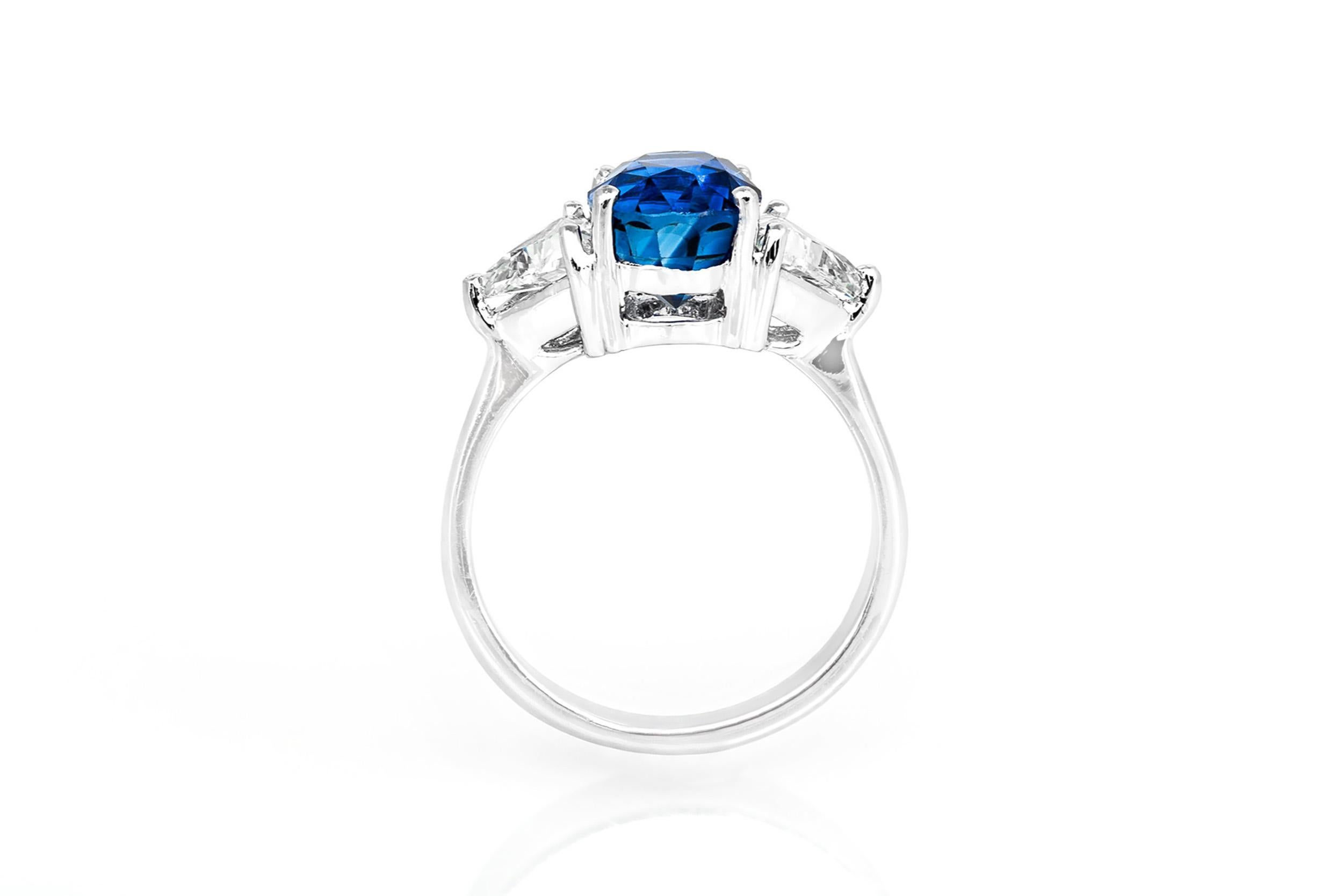 Bague avec saphir taille ovale de 4,16 carats et diamants de 0,96 carat Bon état - En vente à New York, NY