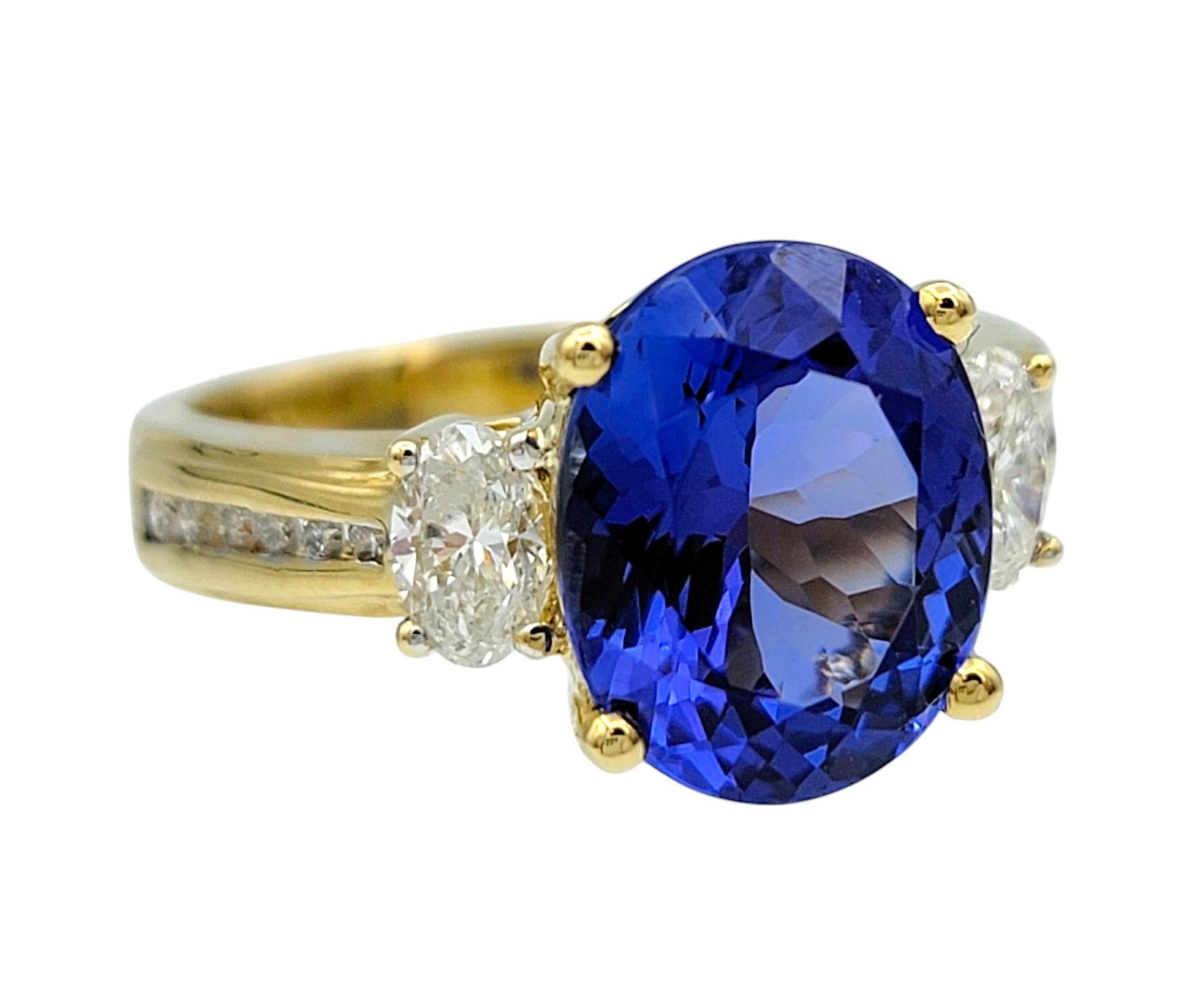 Tamaño del anillo: 7

Este exquisito anillo es una asombrosa celebración de la elegancia audaz y el diseño refinado. En su centro yace una vibrante tanzanita de talla ovalada, que irradia un hipnotizante tono azul violáceo que captura la esencia del