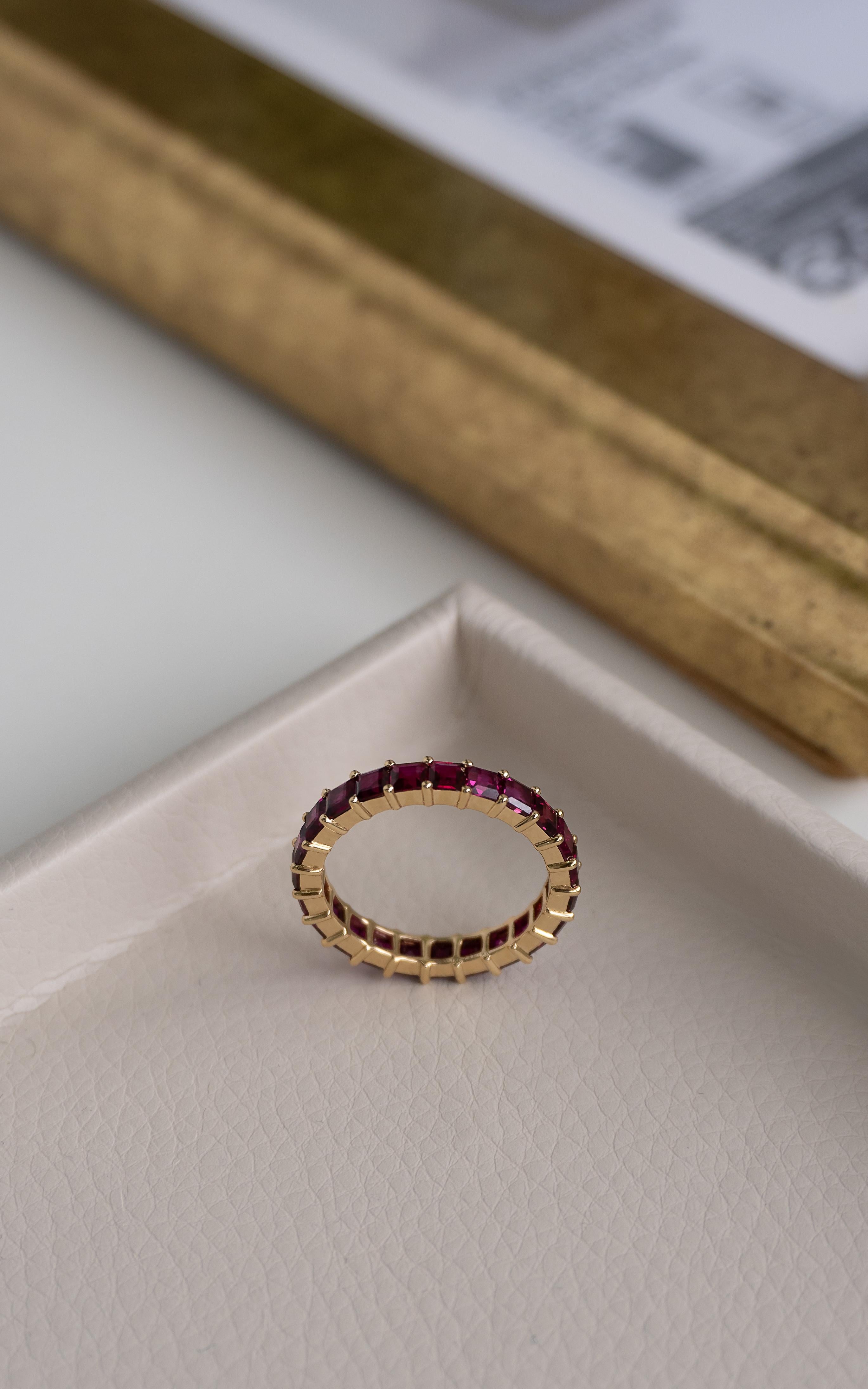 4.16 Carat Square Cut Ruby Eternity Band in 18 Karat Yellow Gold In New Condition For Sale In Bangkok, TH
