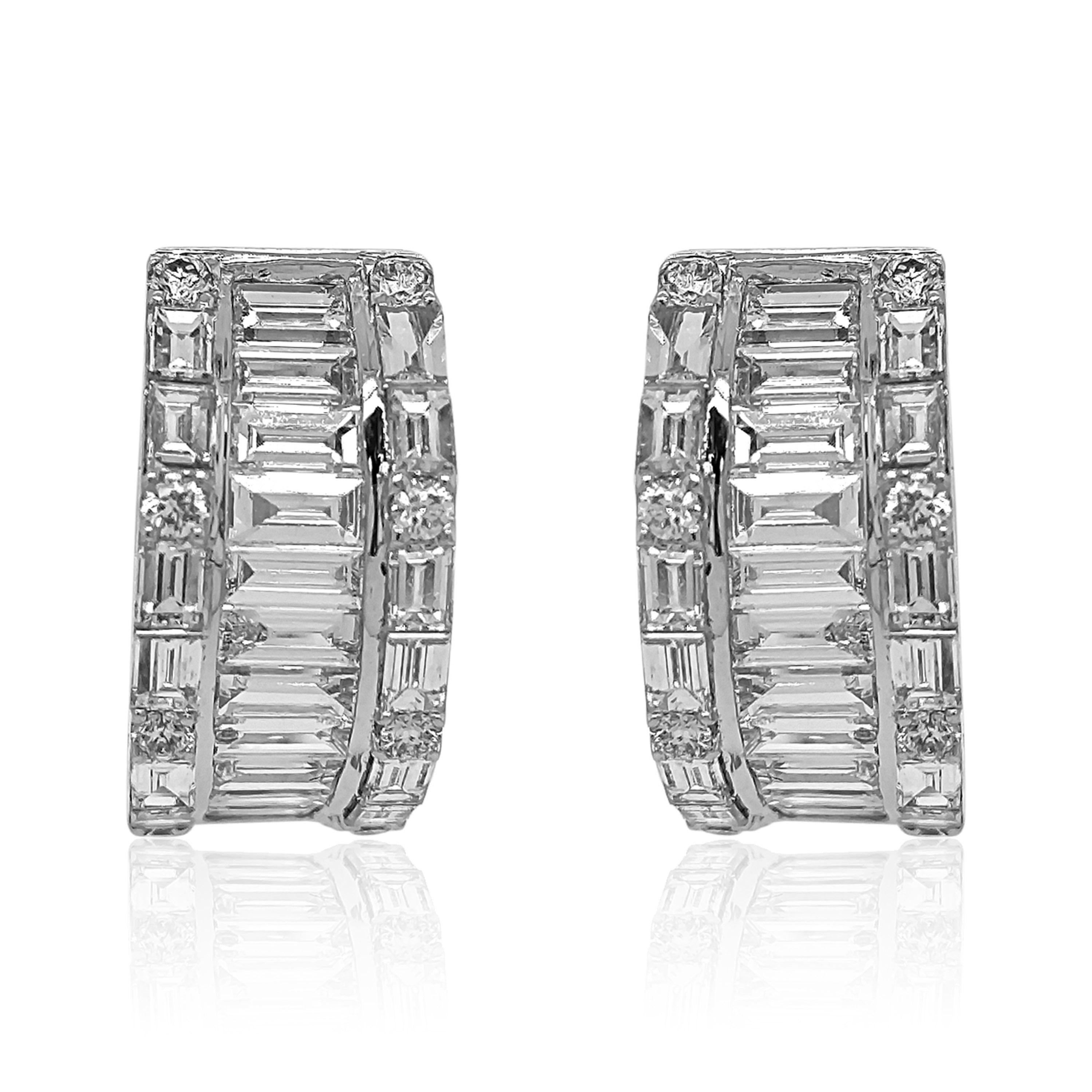 16 Diamantes Blancos Redondos: 0,36 Quilates
46 Diamantes Baguette Blancos: 3,80 Quilates
Metal: Oro blanco de 18 quilates, 10,18 gramos
