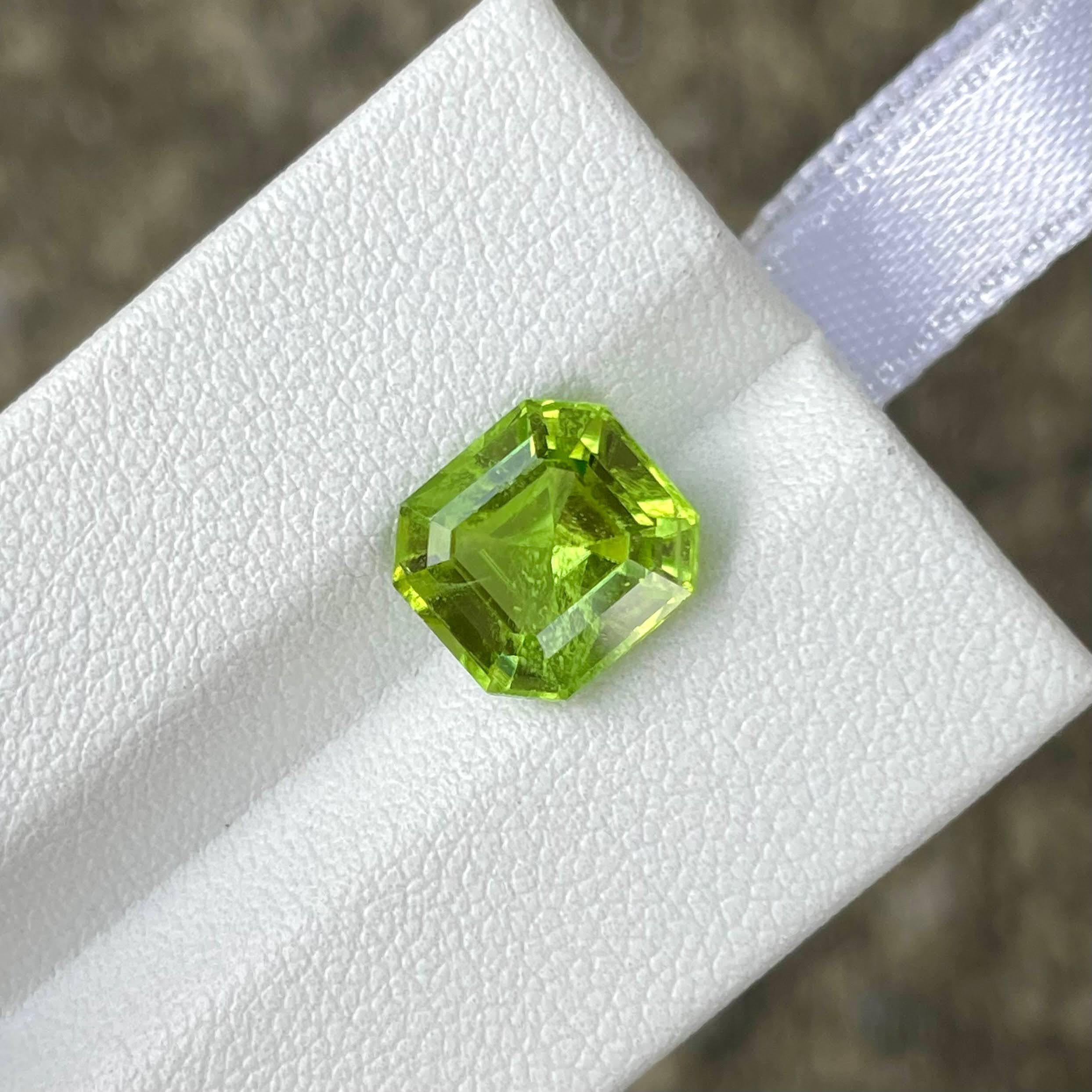 Peso 4,16 quilates 
Dimensiones 9,7x9,0x6,1 mm
Tratamiento ninguno 
Origen Pakistán 
Claridad SI 
Forma octógono 
Cur Esmeralda 


Esta exquisita gema de Peridoto verde manzana de 4,16 quilates es un impresionante ejemplo del arte de la naturaleza.