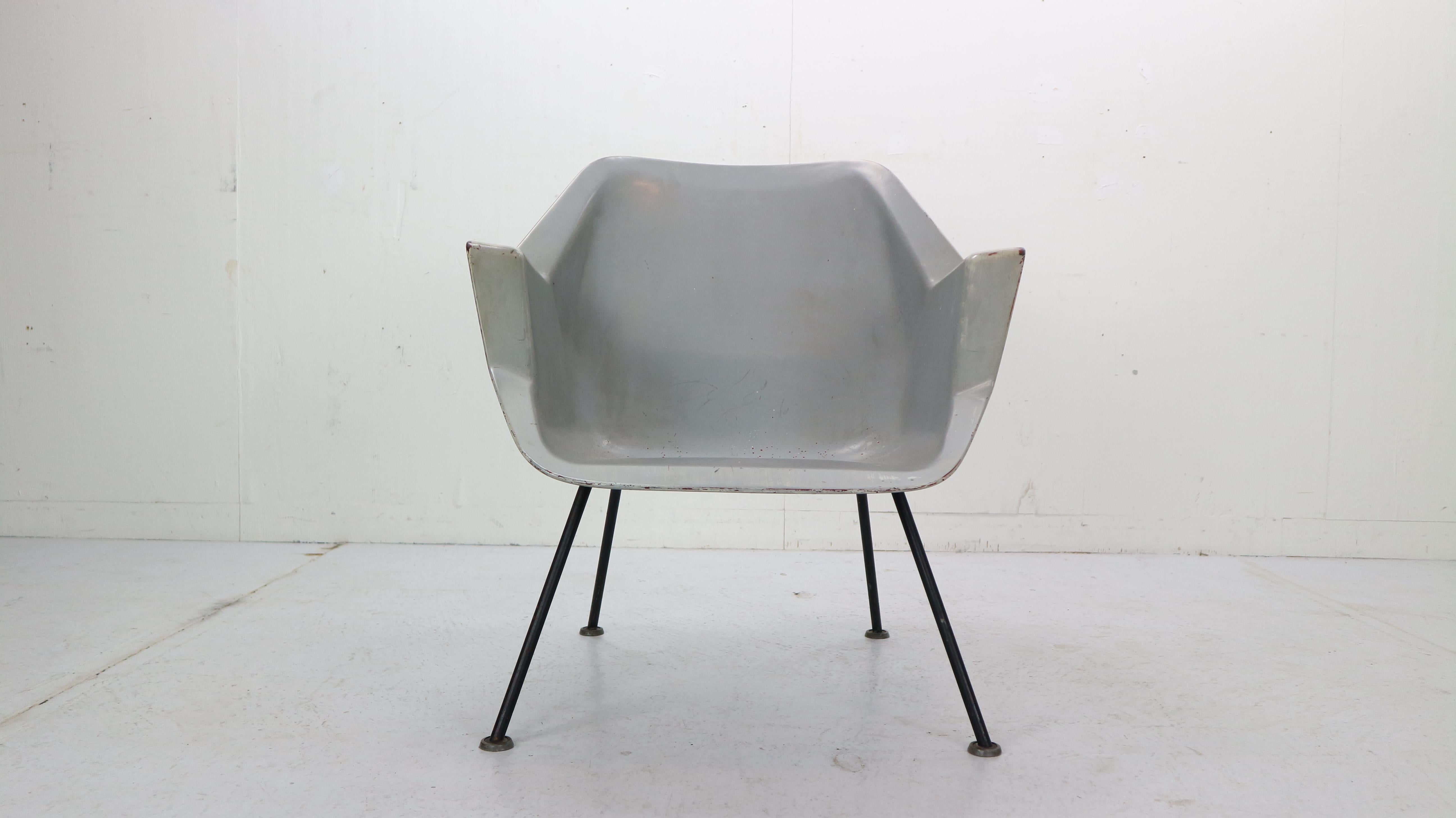 Minimalistisches niederländisches Stolz-Design - Nr. 416 Modell Lounge/ Sessel, entworfen von Wim Rietveld (Sohn von Gerrit Thomas Rietveld) und Andre Cordemeyer für Gispen, Culemborg, 1957.
Dieser erste holländische Polyester-Sessel wurde aus