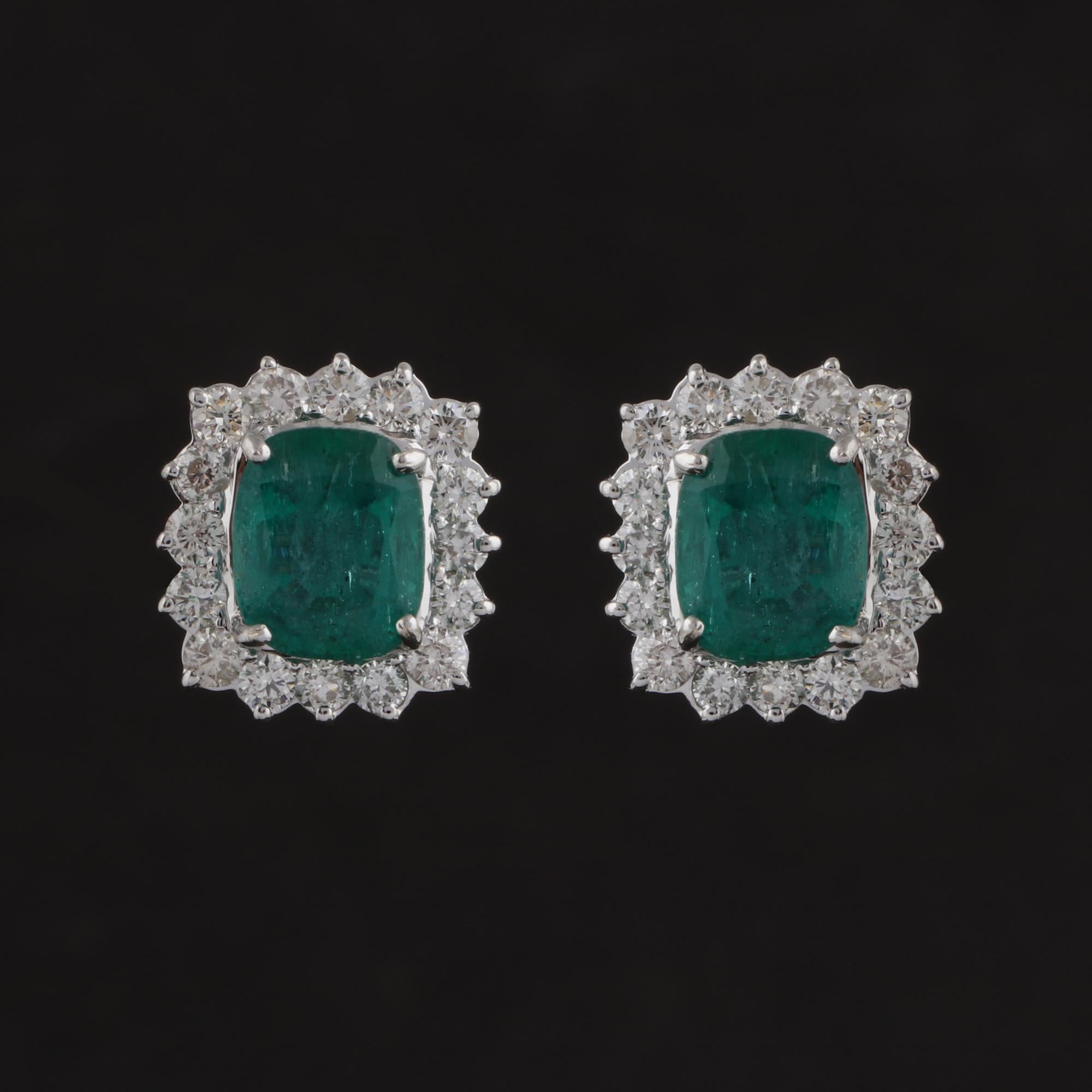 4.16ct Cushion Zambian Emerald 1.40ct Diamond Halo Stud Earrings 18k White Gold Neuf - En vente à Diera, Dubai