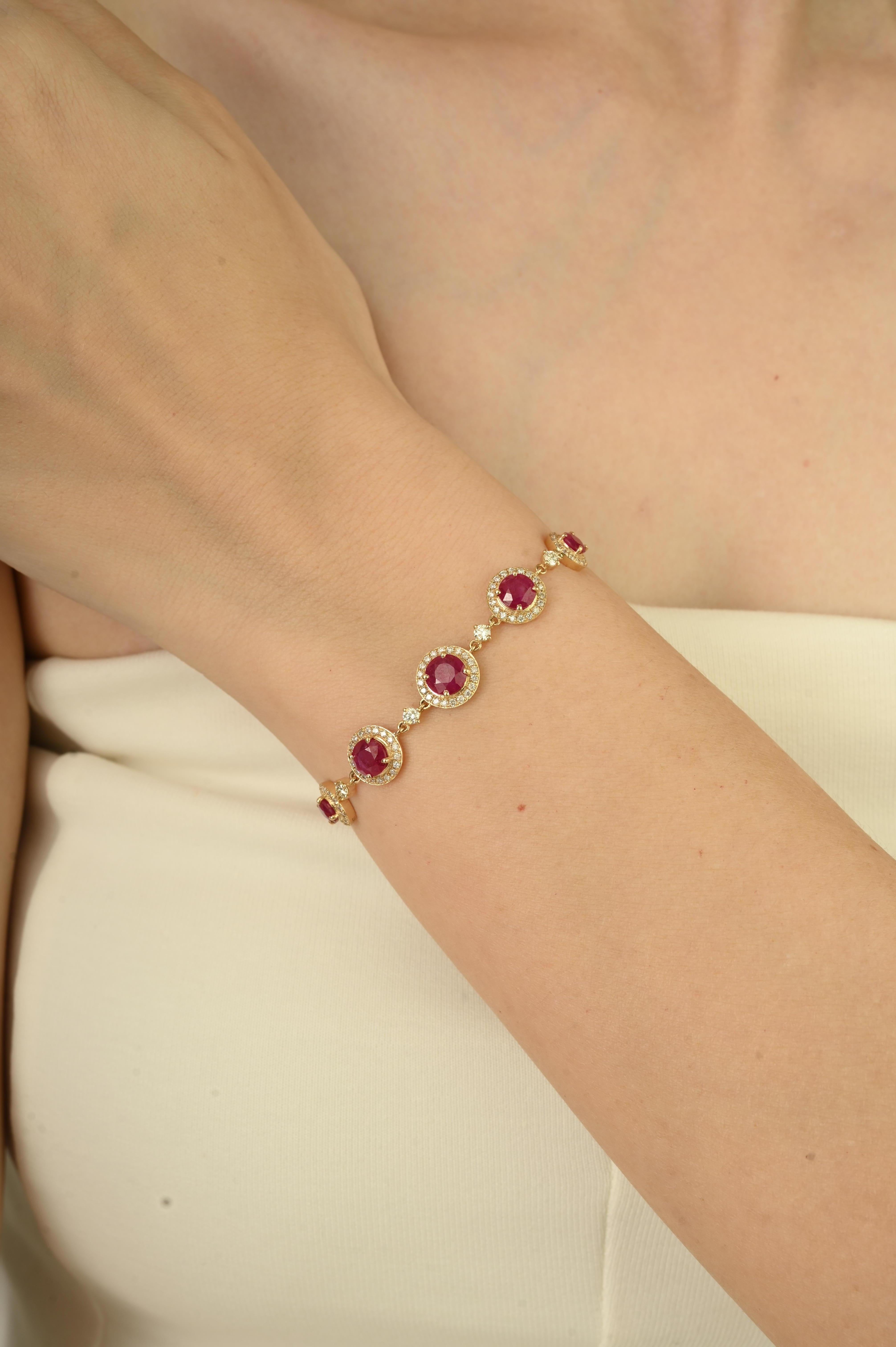 Questo bracciale in oro giallo 14K presenta 4,16 carati di rubini a taglio rotondo, ciascuno incorniciato da diamanti a taglio brillante per un totale di 0,86 carati. Le pietre sono incastonate in pave e prong in stile aureola, per garantire un