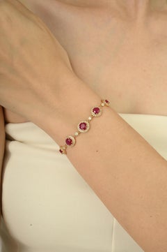 Pulsera ajustable de oro amarillo de 14 quilates con halo de diamantes y rubíes redondos de 4,16 quilates