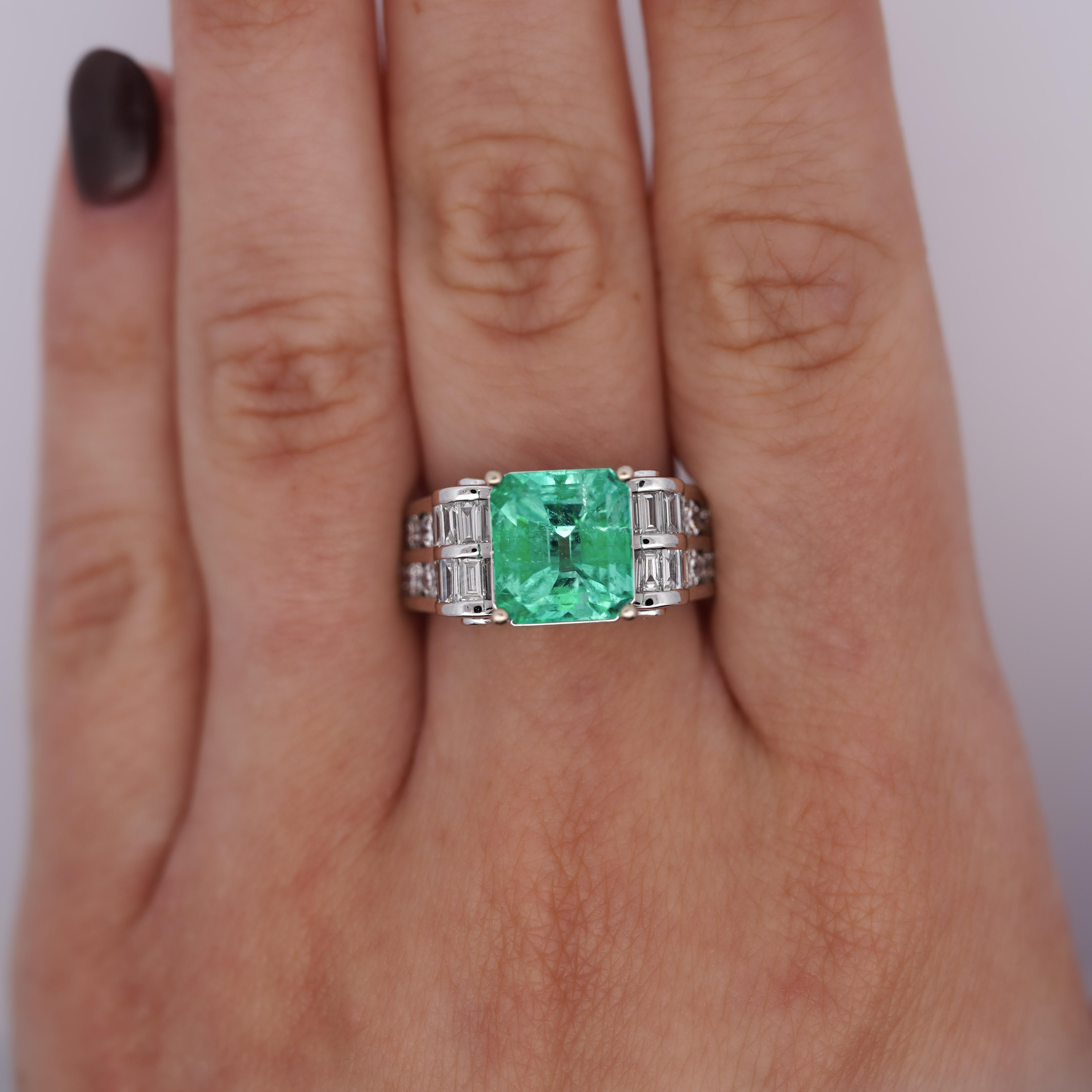 Modern 4.17 Carat Colombian Emerald & Diamond Unisex White Gold Ring For Sale