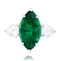 4,17 Karat Marquise Form Smaragd und Diamant 3 Stein Ring in Platin