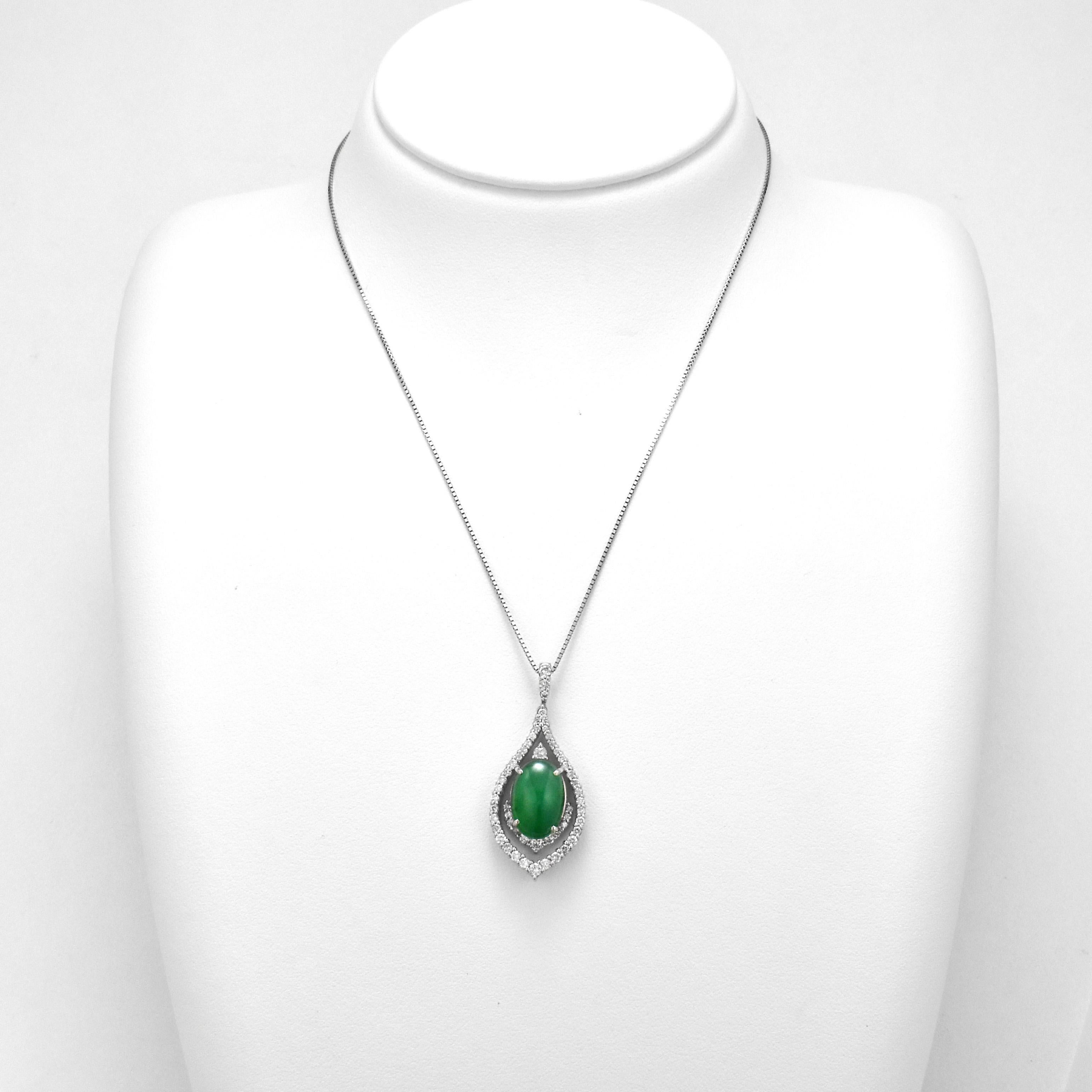 Ce magnifique pendentif est composé d'une jadéite naturelle non teintée de 4,17 carats et de 0,71 carats de diamants sertis dans du platine. La jadéite est appréciée depuis des millénaires. Sa Nature est pure et durable, tout en étant sensuelle et