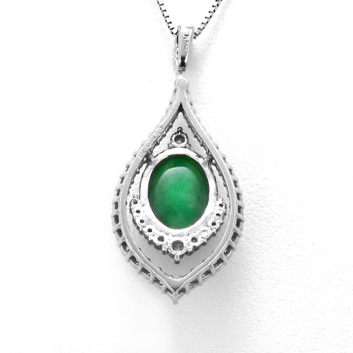 Pendentif en platine de 4,17 carats en jadéite naturelle de type A (non teintée) et diamant en vente 3