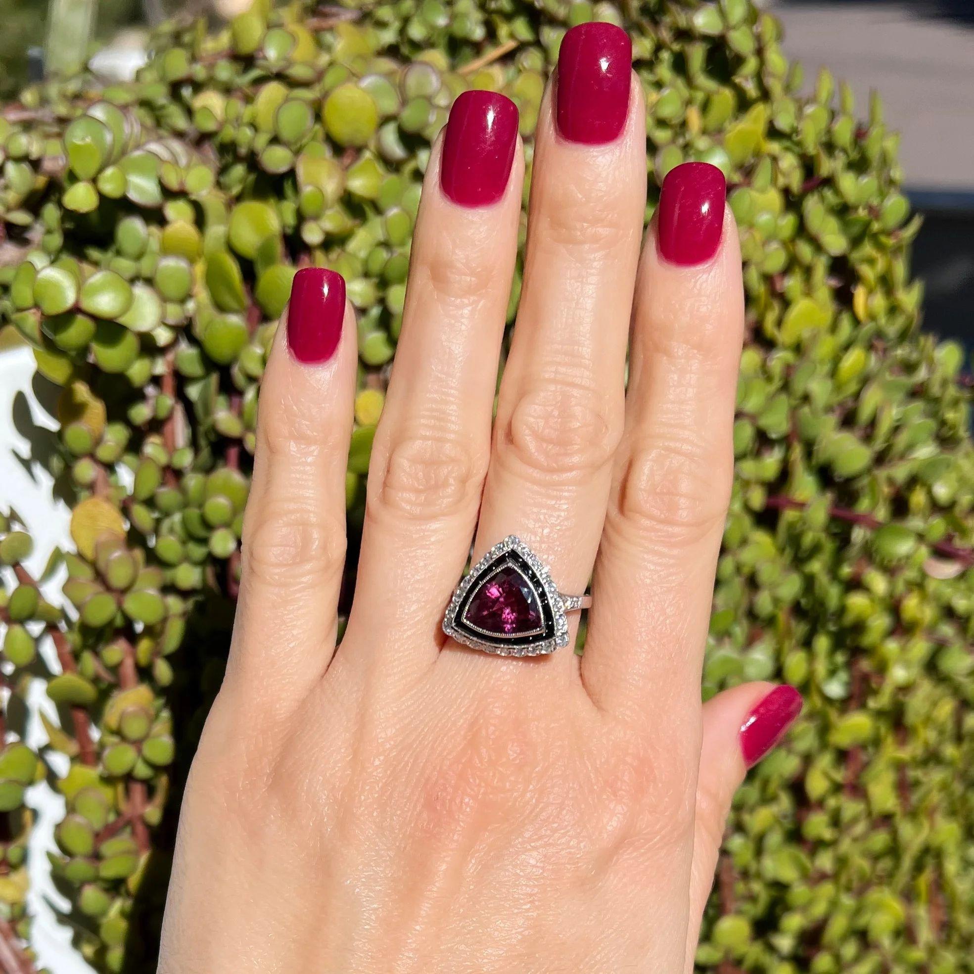 Art Déco 4,17 Carati Trillion Red Spinel Diamond Onyx Vintage Platinum Ring Estate in vendita