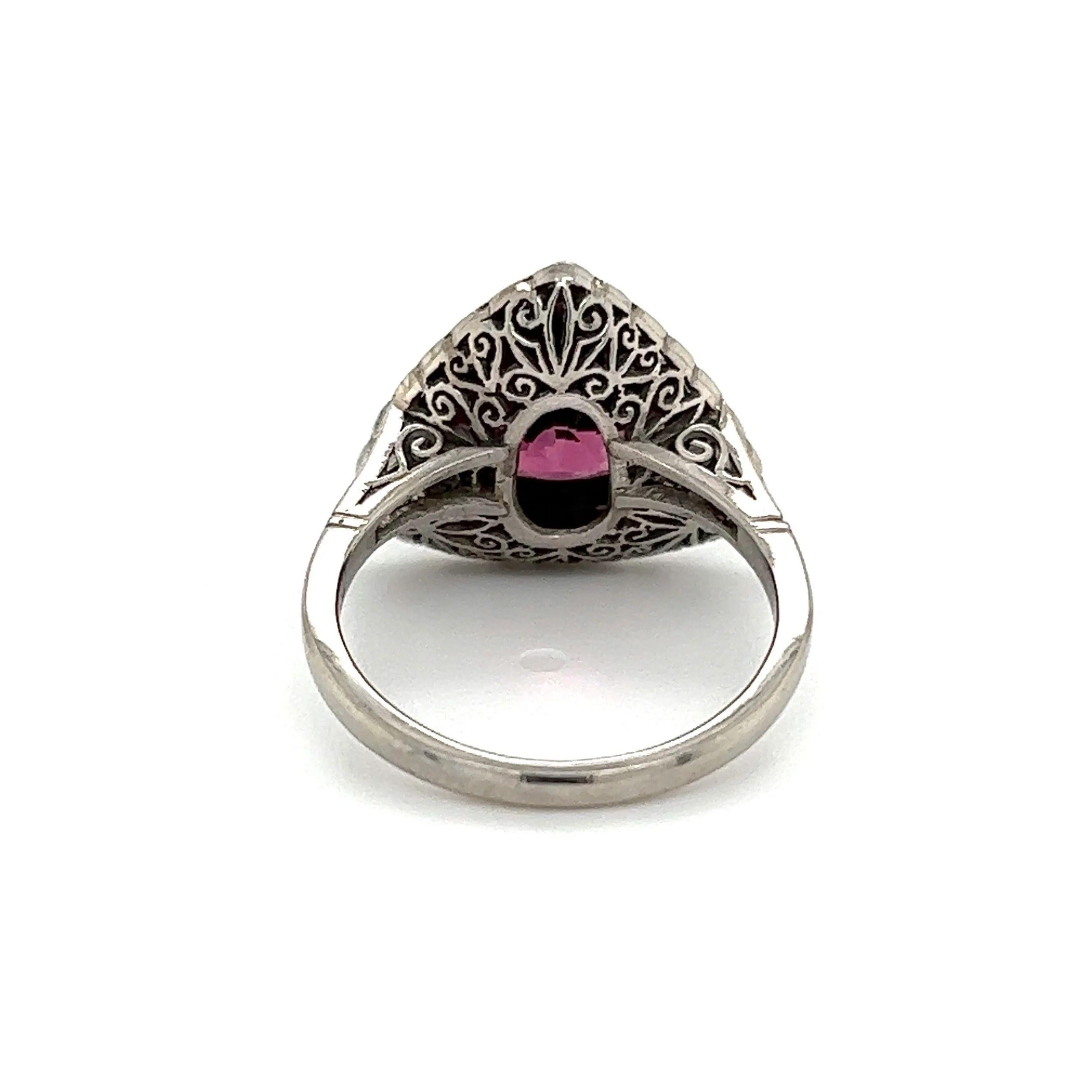 4.17 Carat Trillion Red Spinel Diamond Onyx Vintage Platinum Ring Estate In Excellent Condition For Sale In Montreal, QC