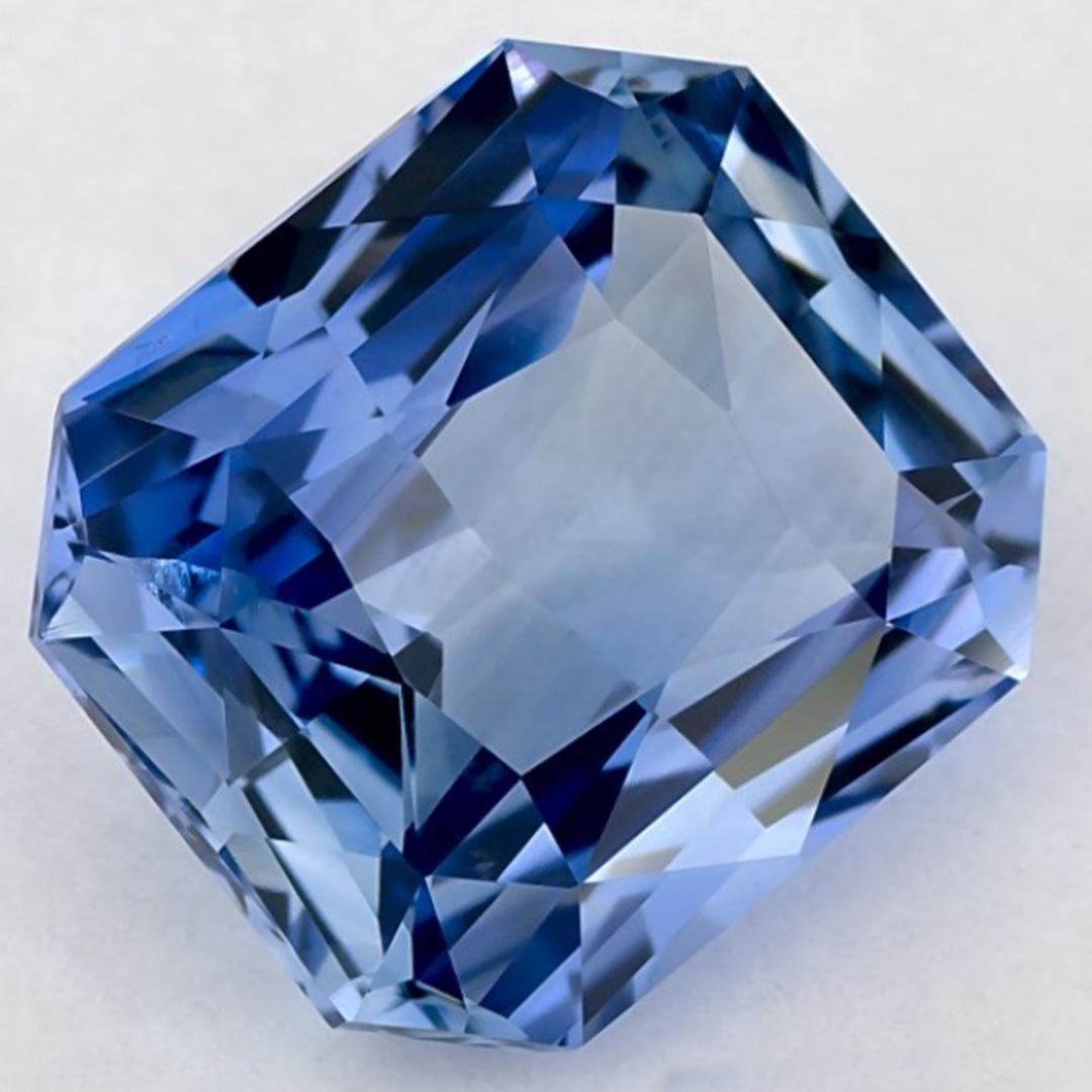 Dieser natürliche blaue Saphir bietet Eleganz und Raffinesse. Mit seiner satten Farbsättigung und seinem präzisen Schliff ist er der perfekte Mittelpunkt für einen Verlobungsring oder ein luxuriöses Schmuckdesign.

Dieser Saphir stammt aus Sri Lanka