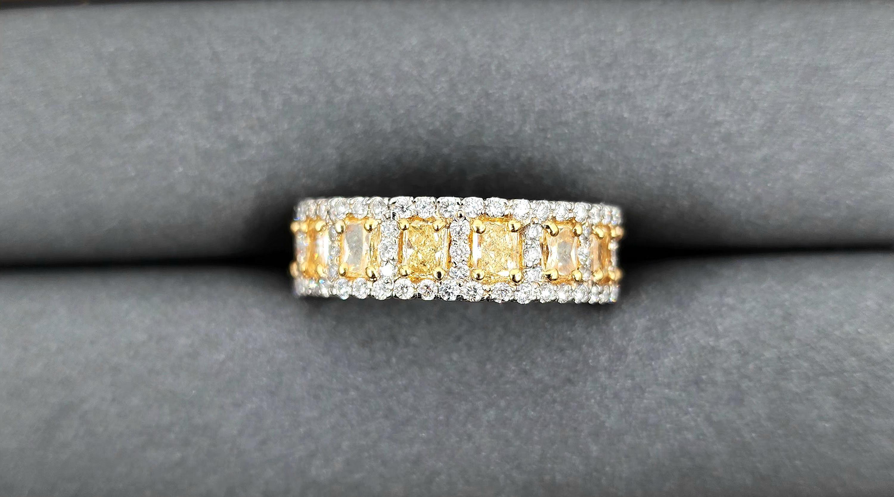 Anillo de Diamante Amarillo Natural de 4.17 ct en venta