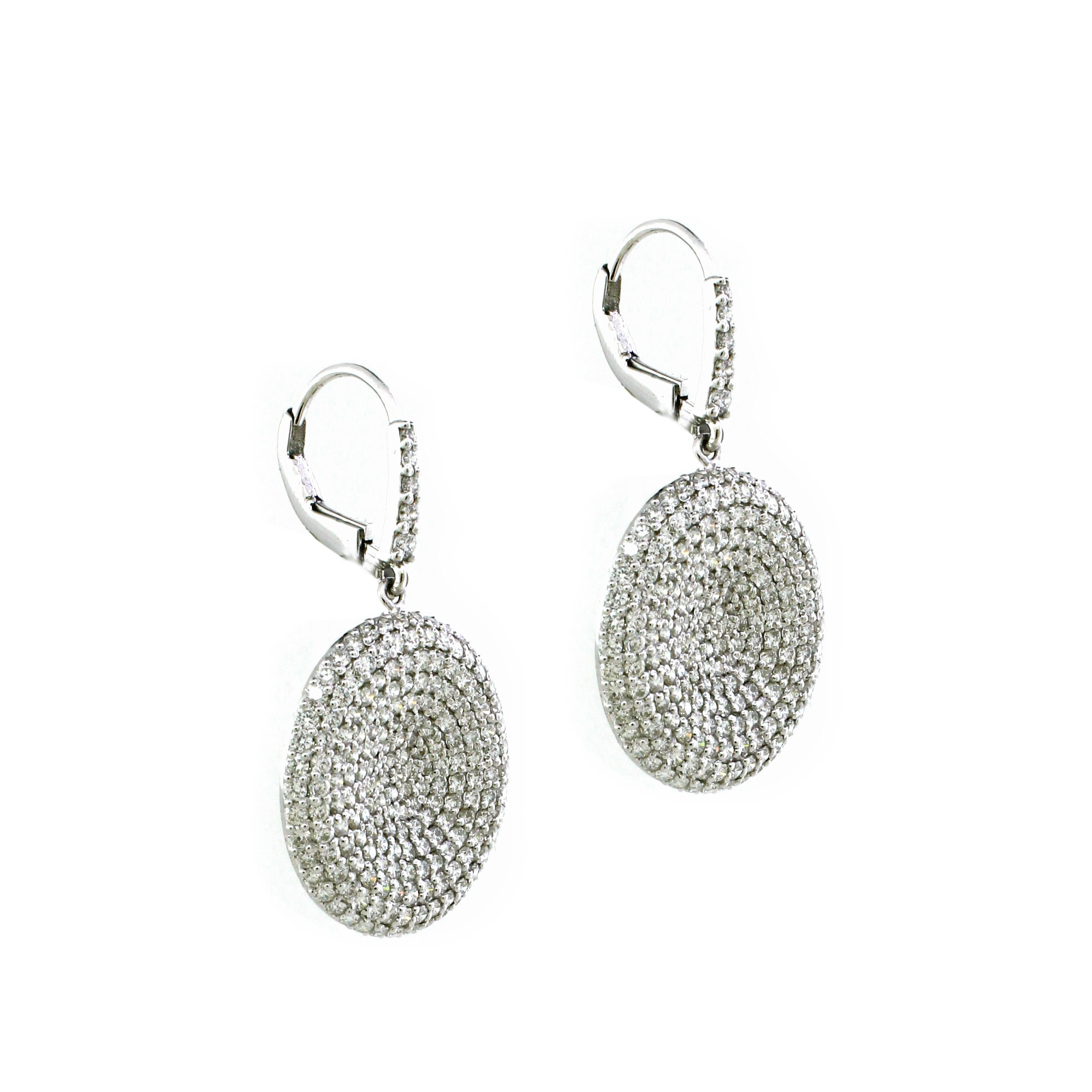 Ti presentiamo i nostri eleganti orecchini a goccia, uno straordinario mix di semplicità e raffinatezza. Ogni orecchino presenta una squisita disposizione di diamanti bianchi per un totale di 4,17 carati, creando un'abbagliante dimostrazione di