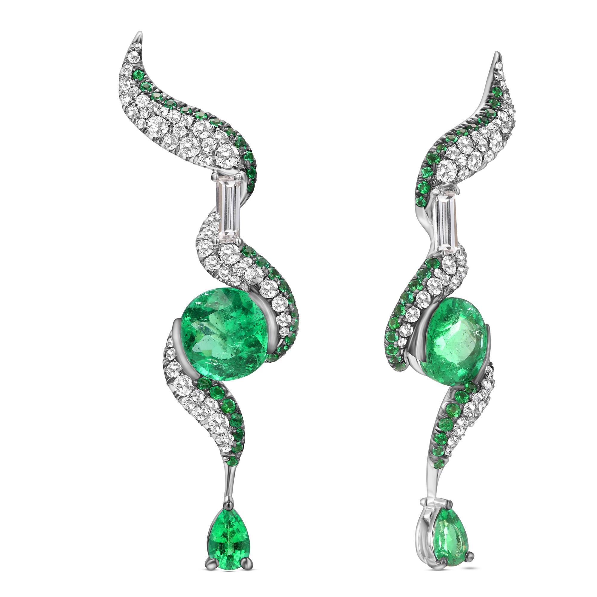 Abbaglia con eleganza con questi orecchini a goccia con smeraldi colombiani e diamanti, che sfoggiano smeraldi rotondi certificati da CD. Il design astratto a goccia, ornato da diamanti e smeraldi brillanti, è impreziosito da una coppia di smeraldi