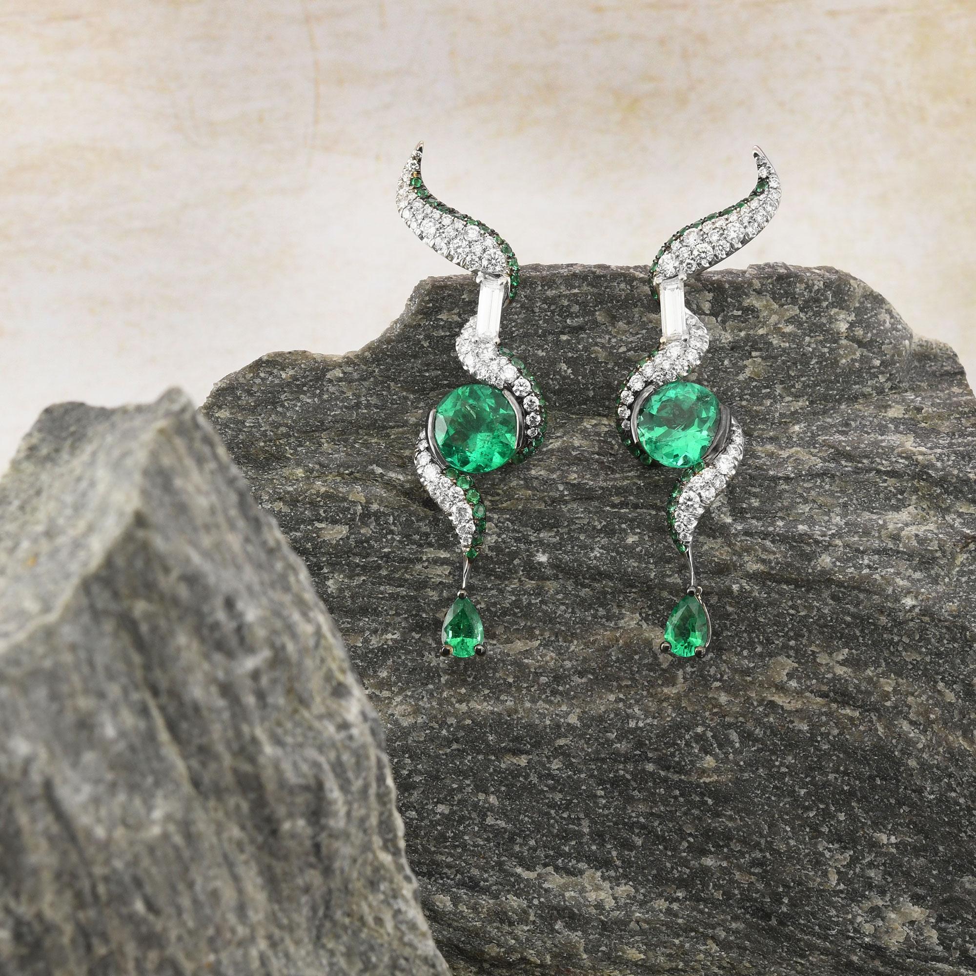 Taglio rotondo Orecchini a goccia con diamanti e smeraldo verde colombiano certificato da 4,17 cts tw in vendita
