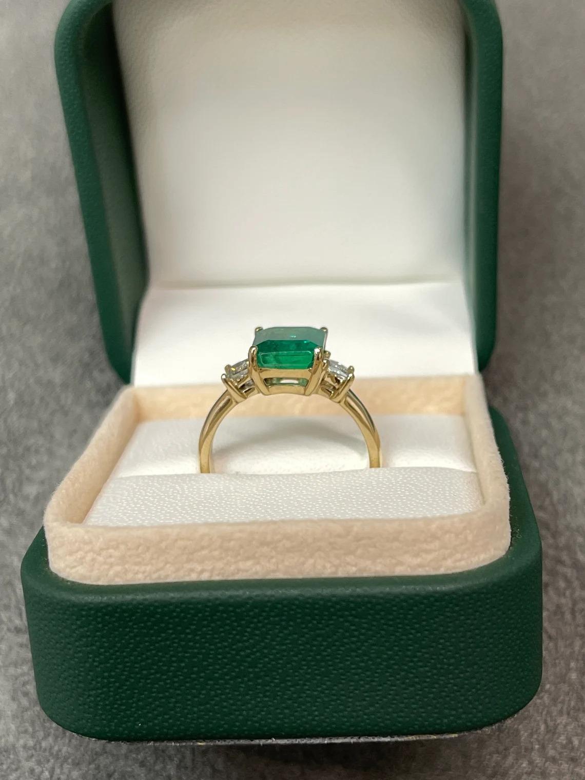 Bague à trois pierres en or 14 carats avec émeraude naturelle taille émeraude et diamant taille princesse de 4,17 carats poids total Neuf - En vente à Jupiter, FL