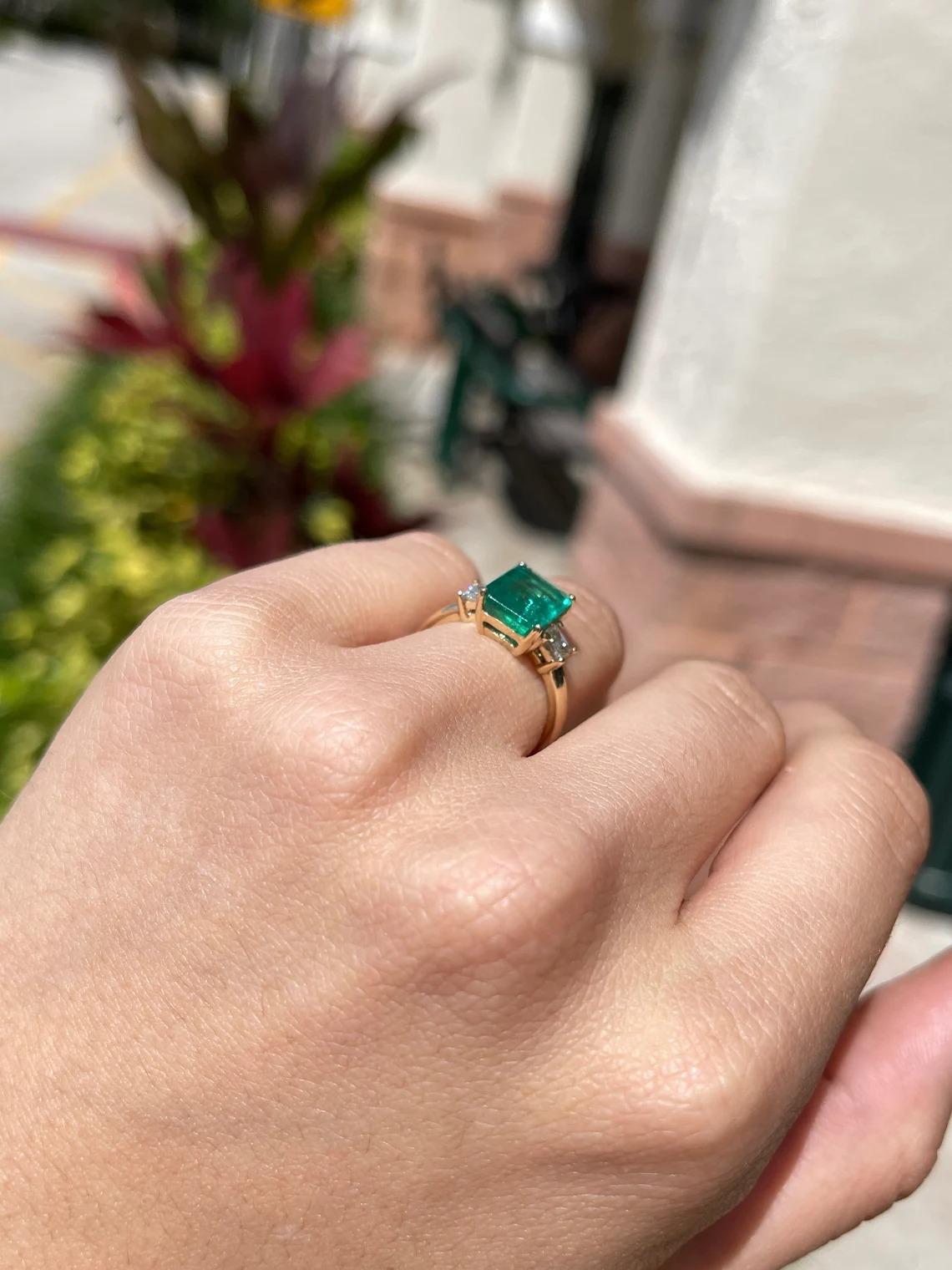 Bague à trois pierres en or 14 carats avec émeraude naturelle taille émeraude et diamant taille princesse de 4,17 carats poids total en vente 2