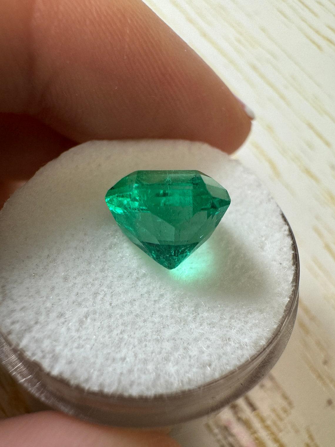 Women's 4.18 Carat 10x9.5 Vibrant Colombian Emerald - Asscher Cut Muzo Green May For Sale