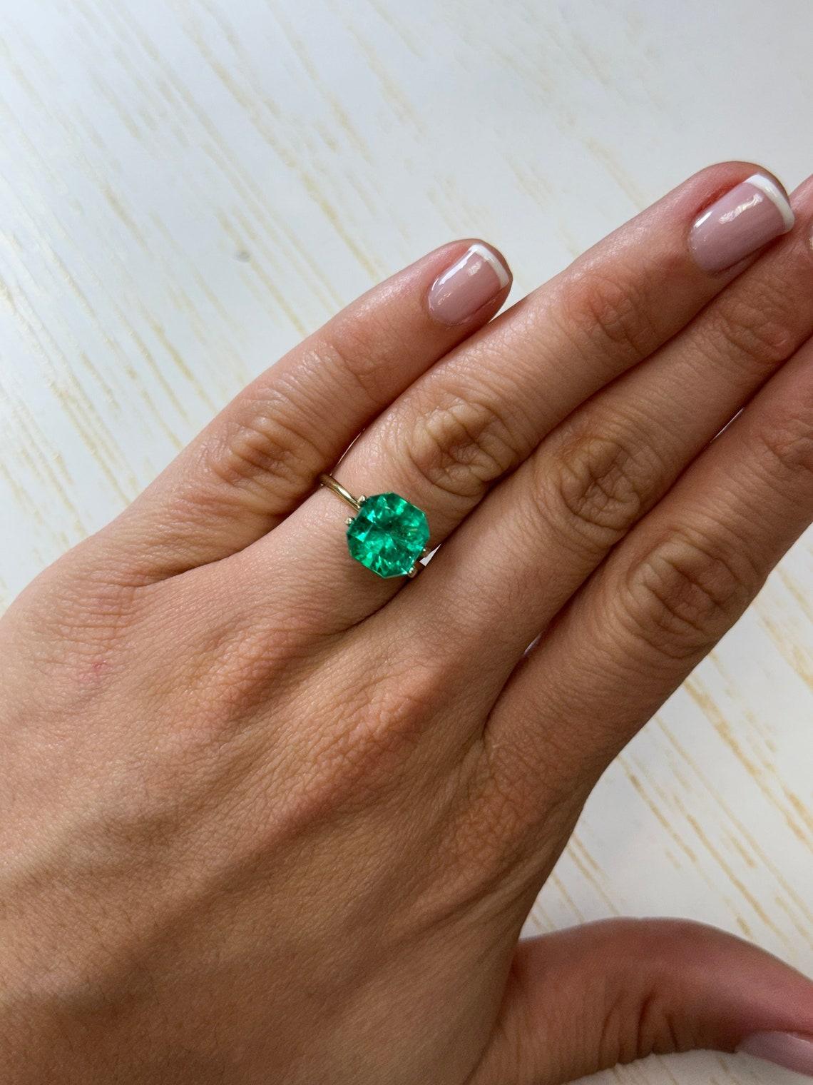 4.18 Carat 10x9.5 Vibrant Colombian Emerald - Asscher Cut Muzo Green May For Sale 1
