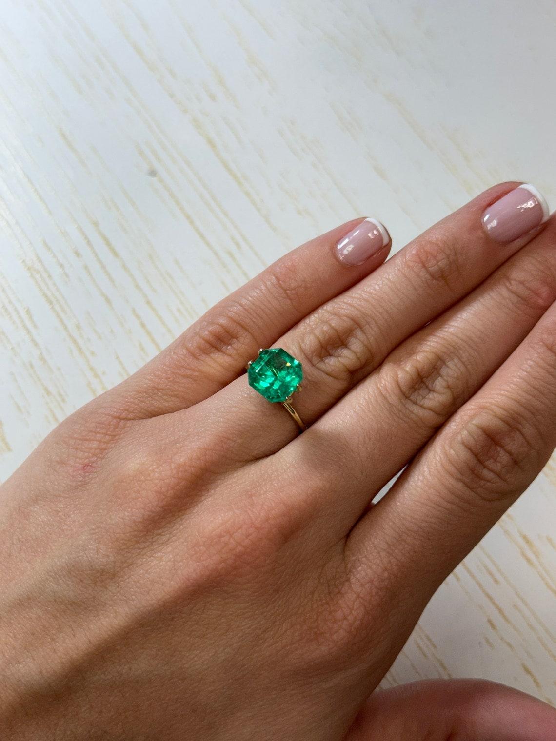 4.18 Carat 10x9.5 Vibrant Colombian Emerald - Asscher Cut Muzo Green May For Sale 2