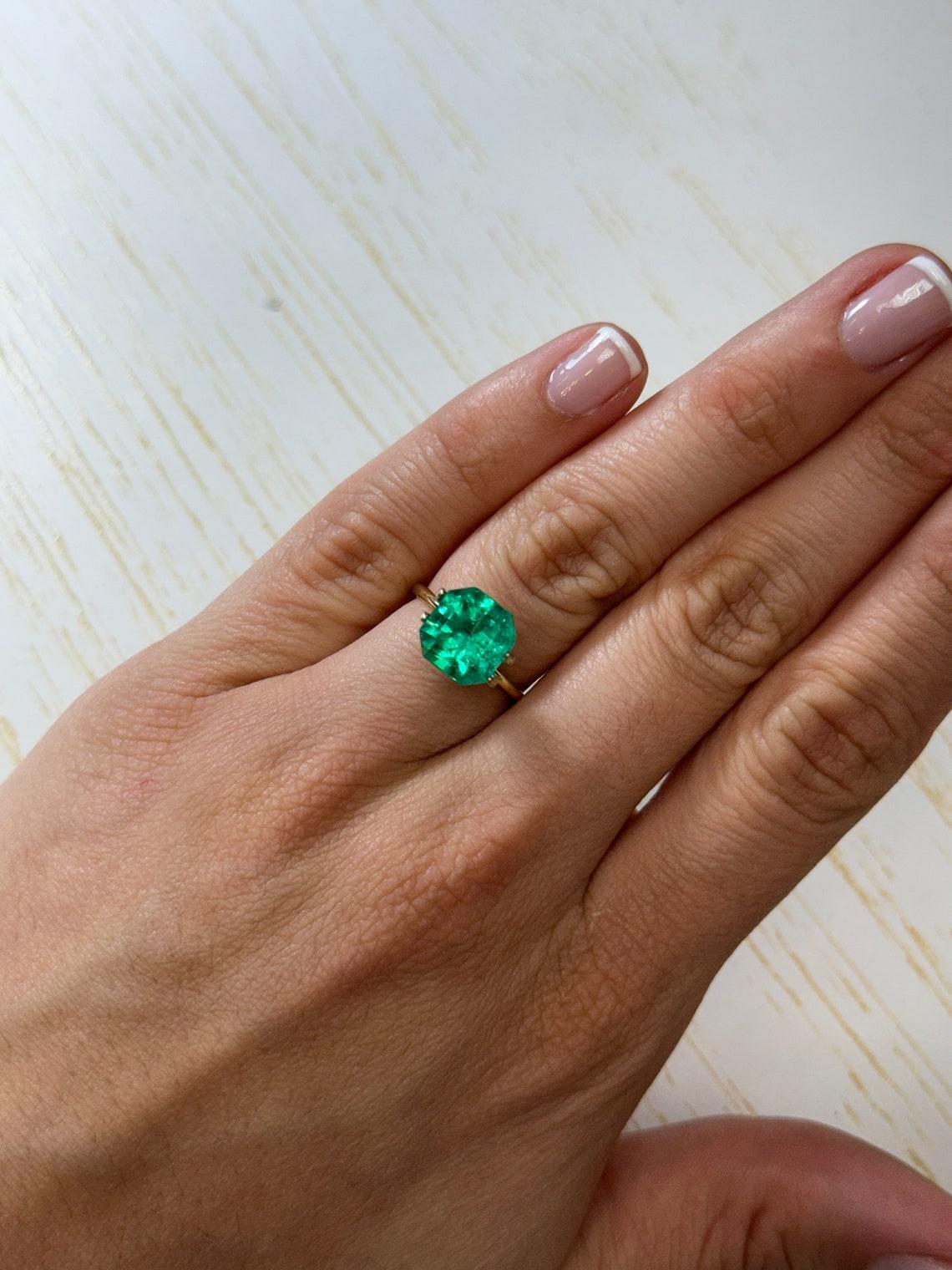 4.18 Carat 10x9.5 Vibrant Colombian Emerald - Asscher Cut Muzo Green May For Sale 3