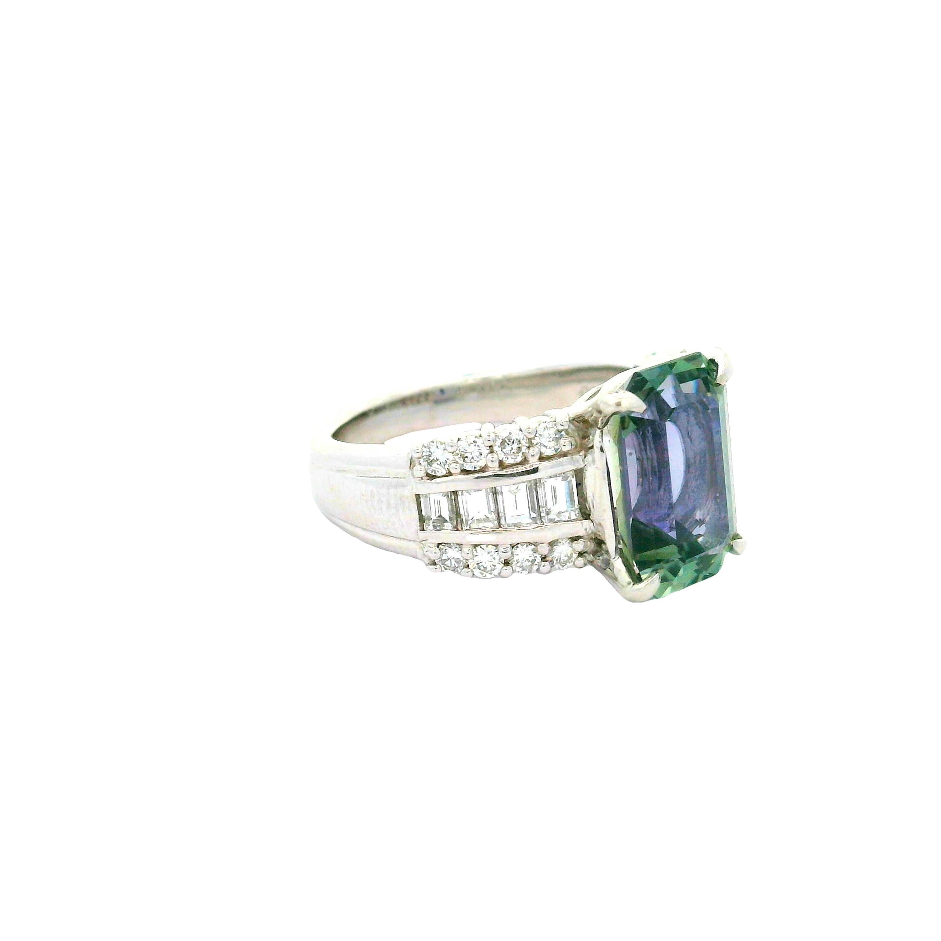 Platinring mit 4,18 Karat zweifarbigem Tansanit und Diamant (Smaragdschliff) im Angebot