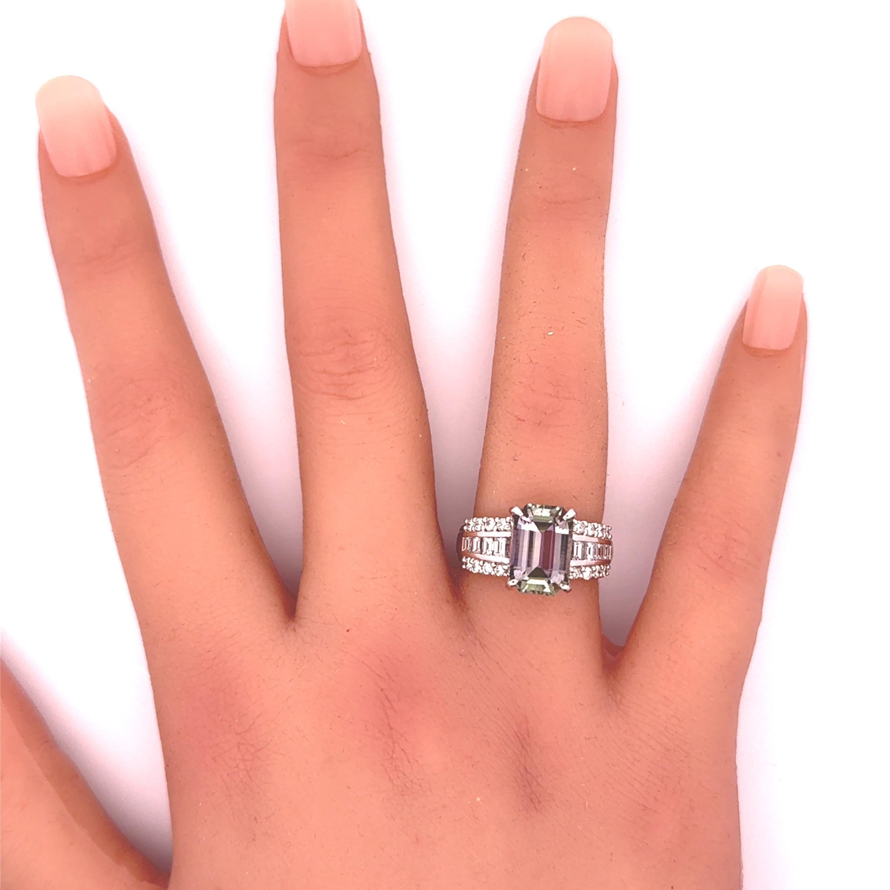 Platinring mit 4,18 Karat zweifarbigem Tansanit und Diamant Damen im Angebot