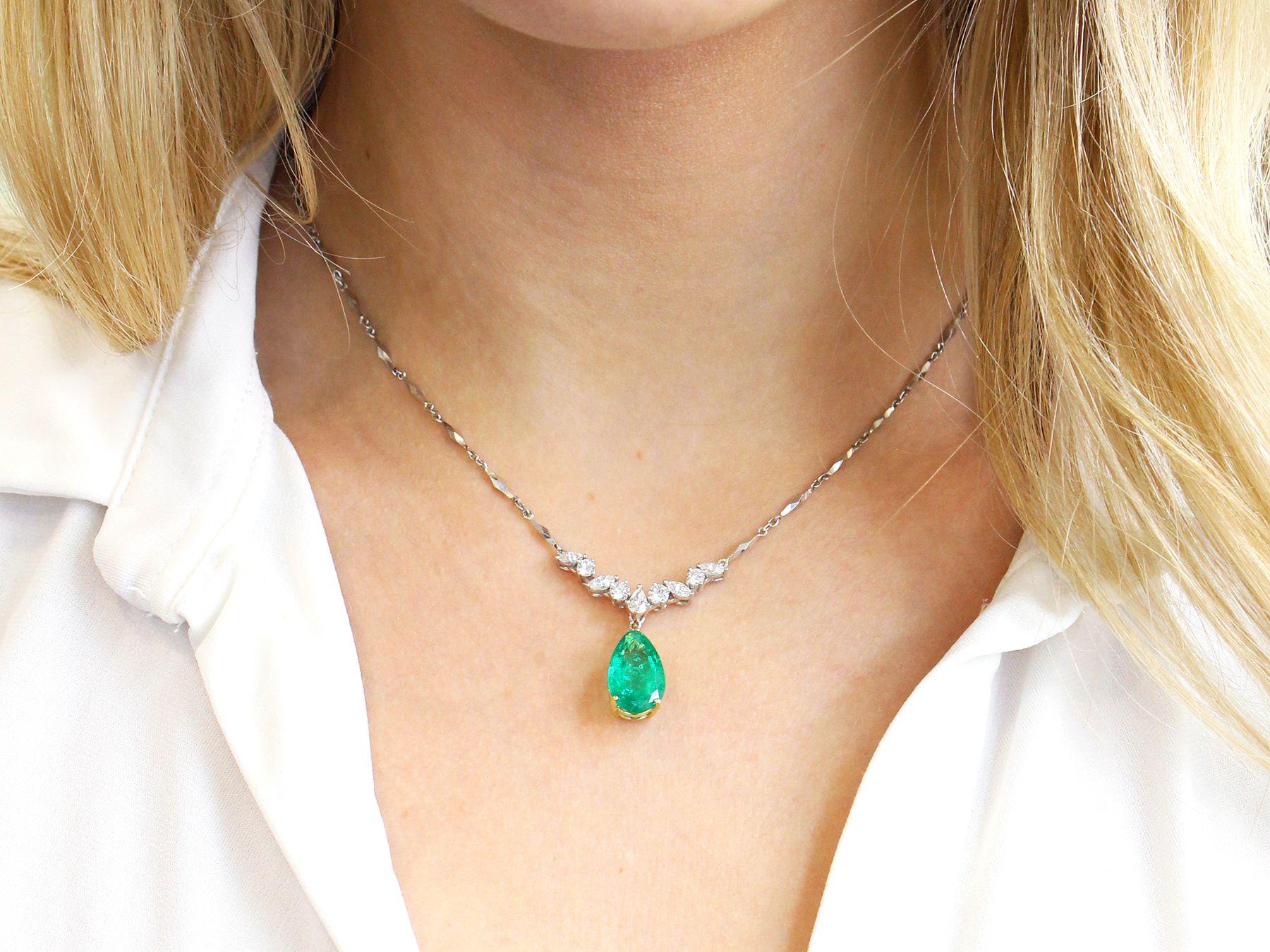 4.18 Carat Colombian Emerald and Diamond Yellow Gold and Platinum Necklace For Sale 3