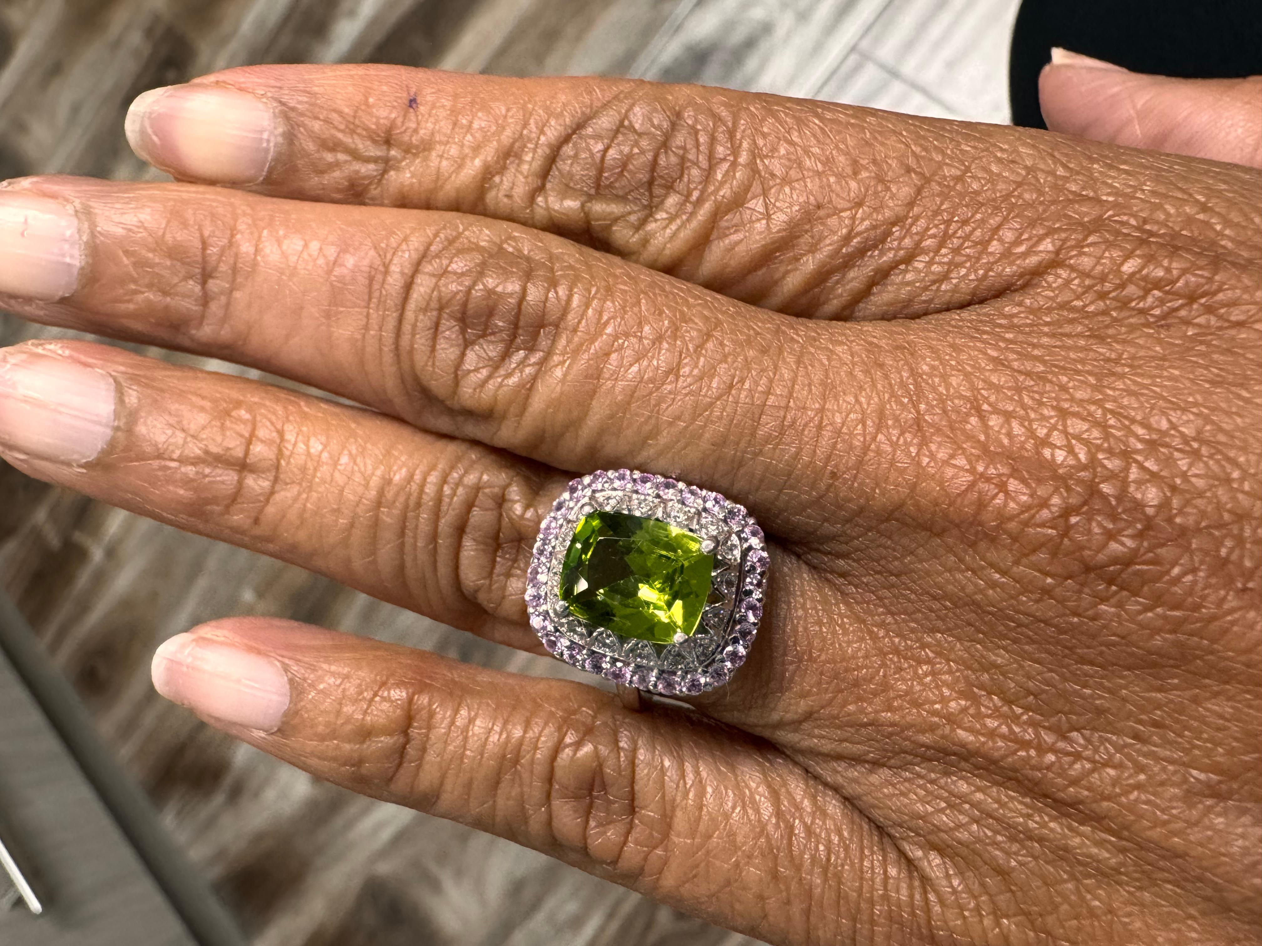 4,18 Karat Peridot im Kissenschliff Saphir und Diamant 14 Karat Weißgold Ring im Angebot 2