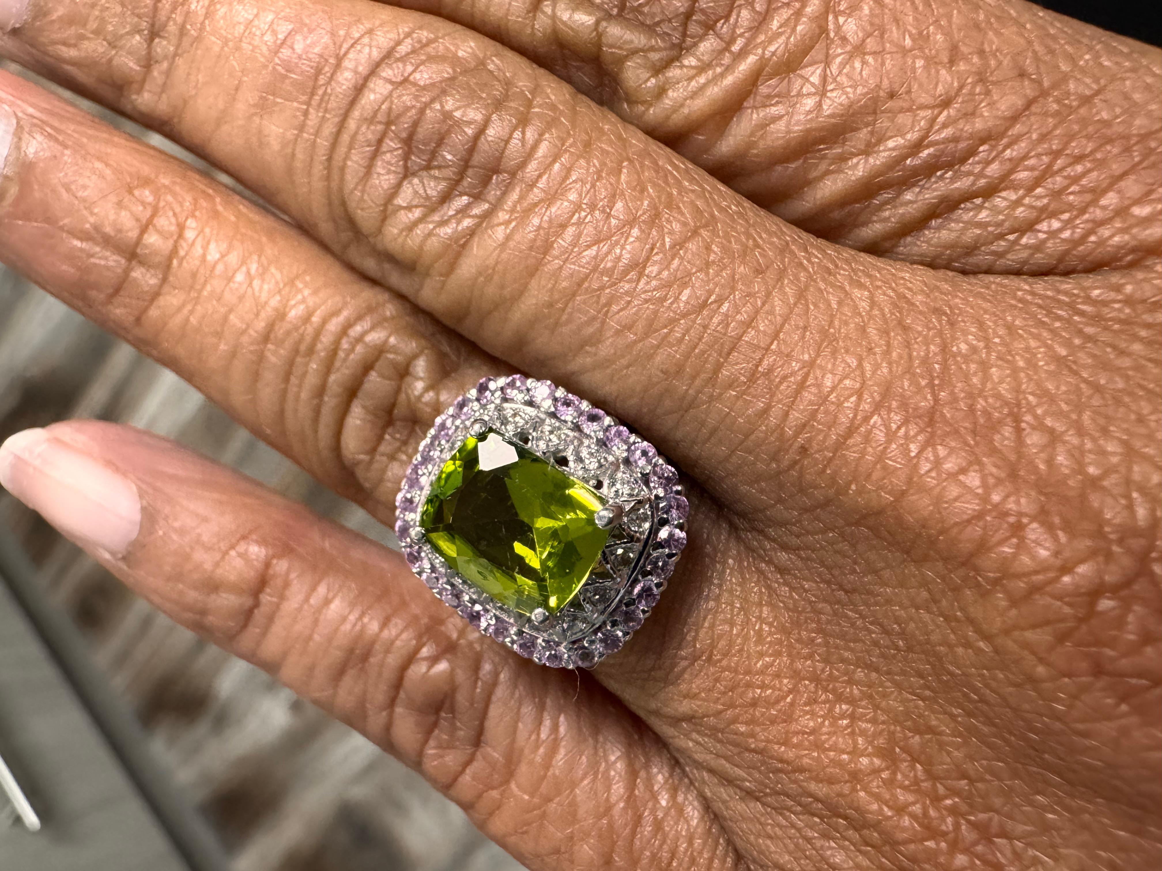 4,18 Karat Peridot im Kissenschliff Saphir und Diamant 14 Karat Weißgold Ring im Angebot 3