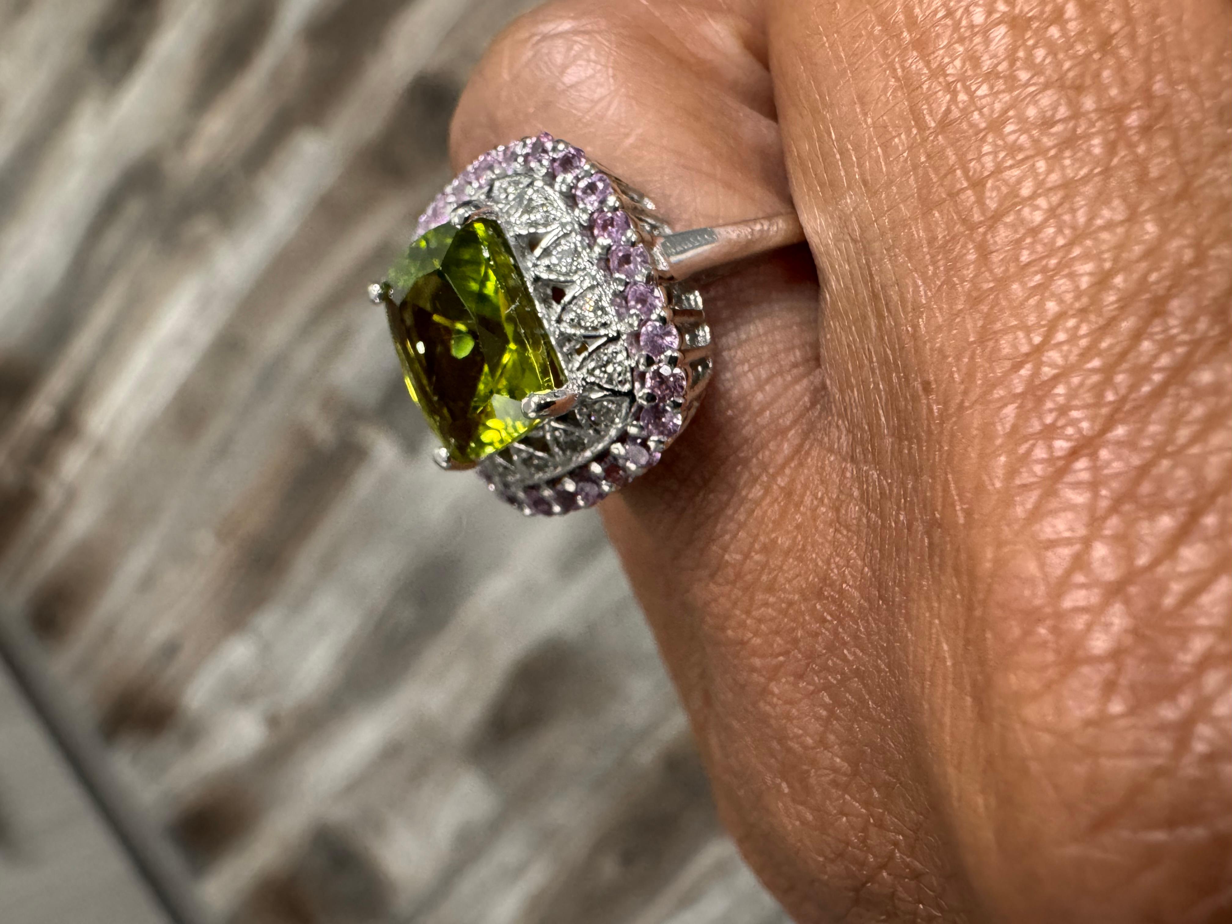 4,18 Karat Peridot im Kissenschliff Saphir und Diamant 14 Karat Weißgold Ring im Angebot 4