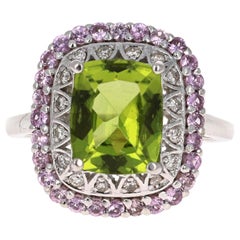 4,18 Karat Peridot im Kissenschliff Saphir und Diamant 14 Karat Weißgold Ring