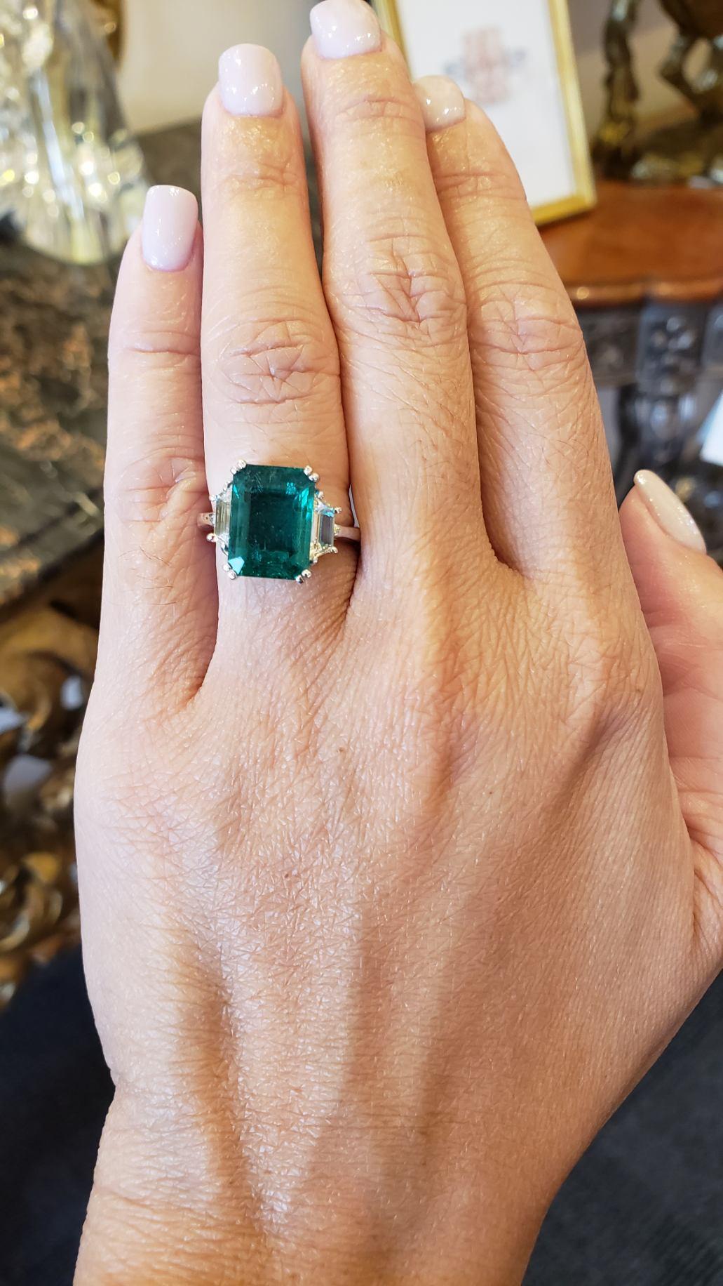 Contemporary 4.18 Carat GIA Certified Emerald and Diamond Ring For Sale